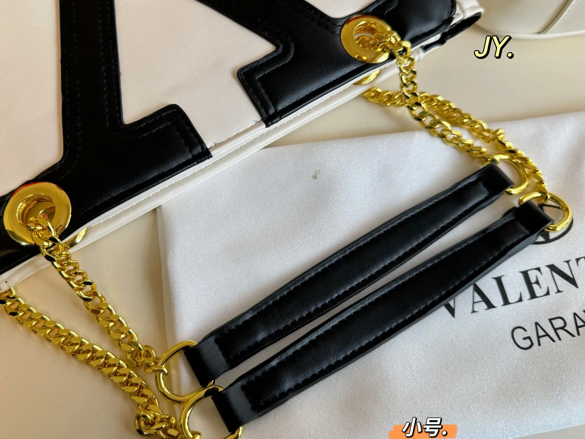 P270 large size P250 small size (folding box) Size: 37×26 large size 27×18 small size Valentino Valentino 25 viva supestar chain armpit bag Eye-catching large logo, highly recognizable, eye-catching and textured, the sense of luxury is overflowing. This appearance is very versatile‼ ️