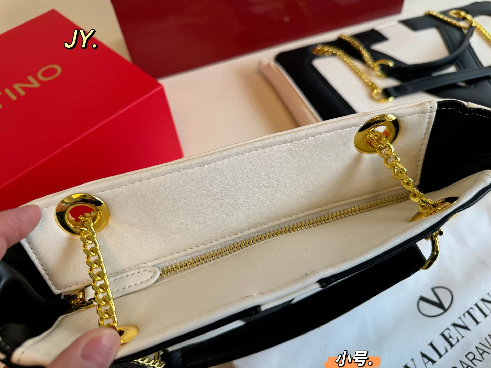 P270 large size P250 small size (folding box) Size: 37×26 large size 27×18 small size Valentino Valentino 25 viva supestar chain armpit bag Eye-catching large logo, highly recognizable, eye-catching and textured, the sense of luxury is overflowing. This appearance is very versatile‼ ️