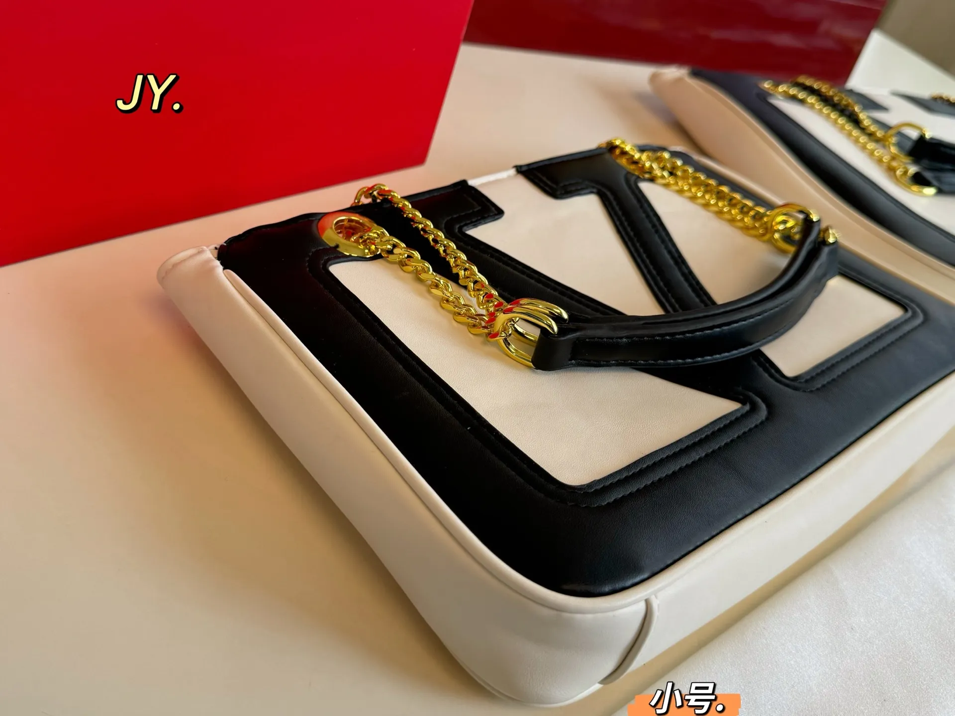 P270 large size P250 small size (folding box) Size: 37×26 large size 27×18 small size Valentino Valentino 25 viva supestar chain armpit bag Eye-catching large logo, highly recognizable, eye-catching and textured, the sense of luxury is overflowing. This appearance is very versatile‼ ️