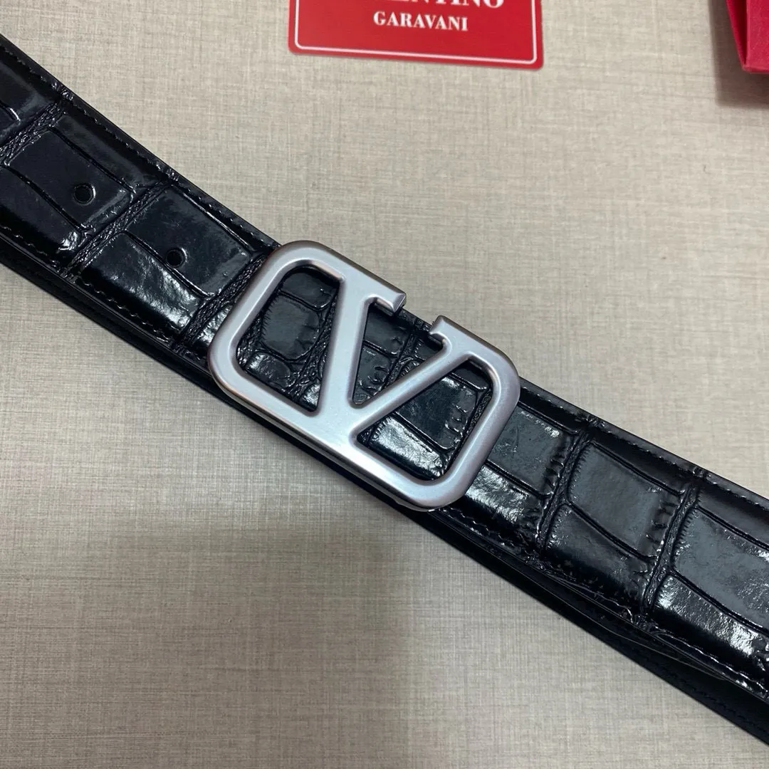 ✈️🇮🇹Brand: Valentino Valevtlo P160 ✈️🇮🇹Grade: 🚢Original private goods. Imported first-layer cowhide, sold at counters🈶️, comparable to the genuine product! Exquisite oil edges, computer stitching, soft hand feel. No modifications in real photos. The upper body effect is super good, and the length can be cut. Comes with a full set of packaging at the counter. The first choice for gifting. Comes with eye needles. ✈️🇮🇹Button head: Guangzhou original buckle hardware ✈️🇮🇹Length: 100-125cm 3.8cm specifications ✈️🇮🇹Color: black