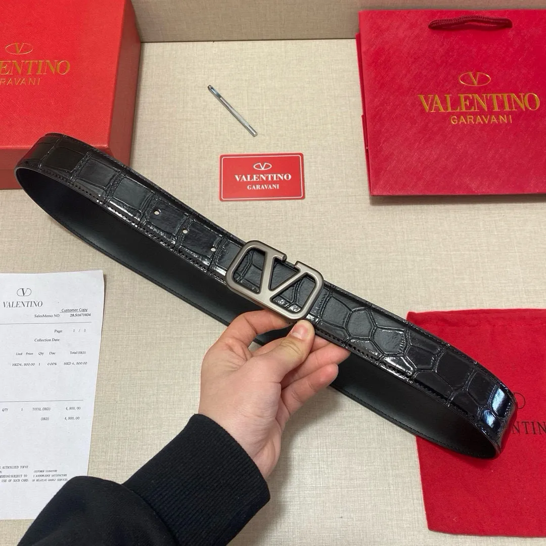 ✈️🇮🇹Brand: Valentino Valevtlo P160 ✈️🇮🇹Grade: 🚢Original private goods. Imported first-layer cowhide, sold at counters🈶️, comparable to the genuine product! Exquisite oil edges, computer stitching, soft hand feel. No modifications in real photos. The upper body effect is super good, and the length can be cut. Comes with a full set of packaging at the counter. The first choice for gifting. Comes with eye needles. ✈️🇮🇹Button head: Guangzhou original buckle hardware ✈️🇮🇹Length: 100-125cm 3.8cm specifications ✈️🇮🇹Color: black