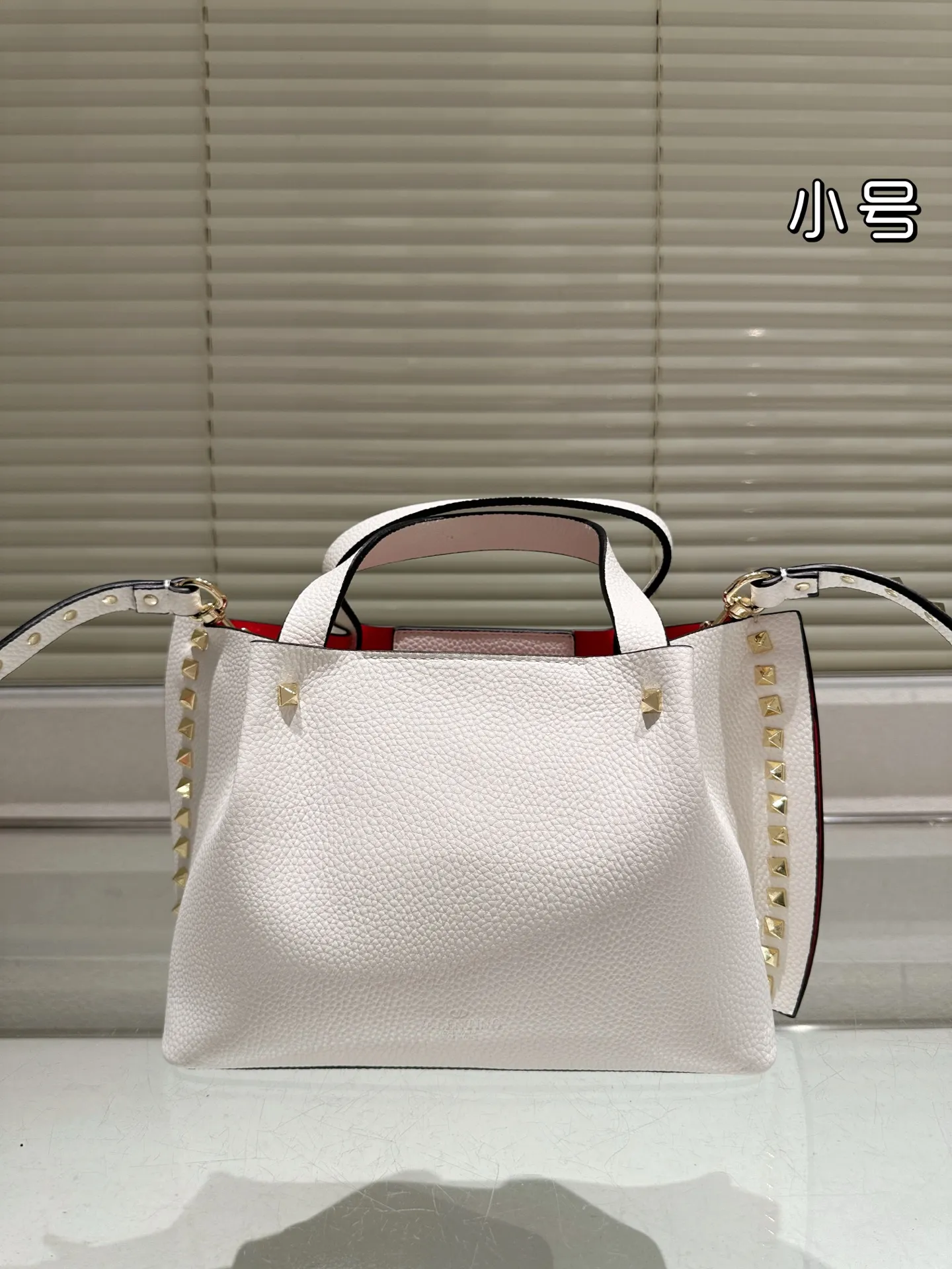 P410⚠️Size 24.17 Valentino handbag can be worn cross-body. It has a retro feel. It is high-end yet elegant. It has a great sense of atmosphere. It can be worn for commuting, leisure and dating.