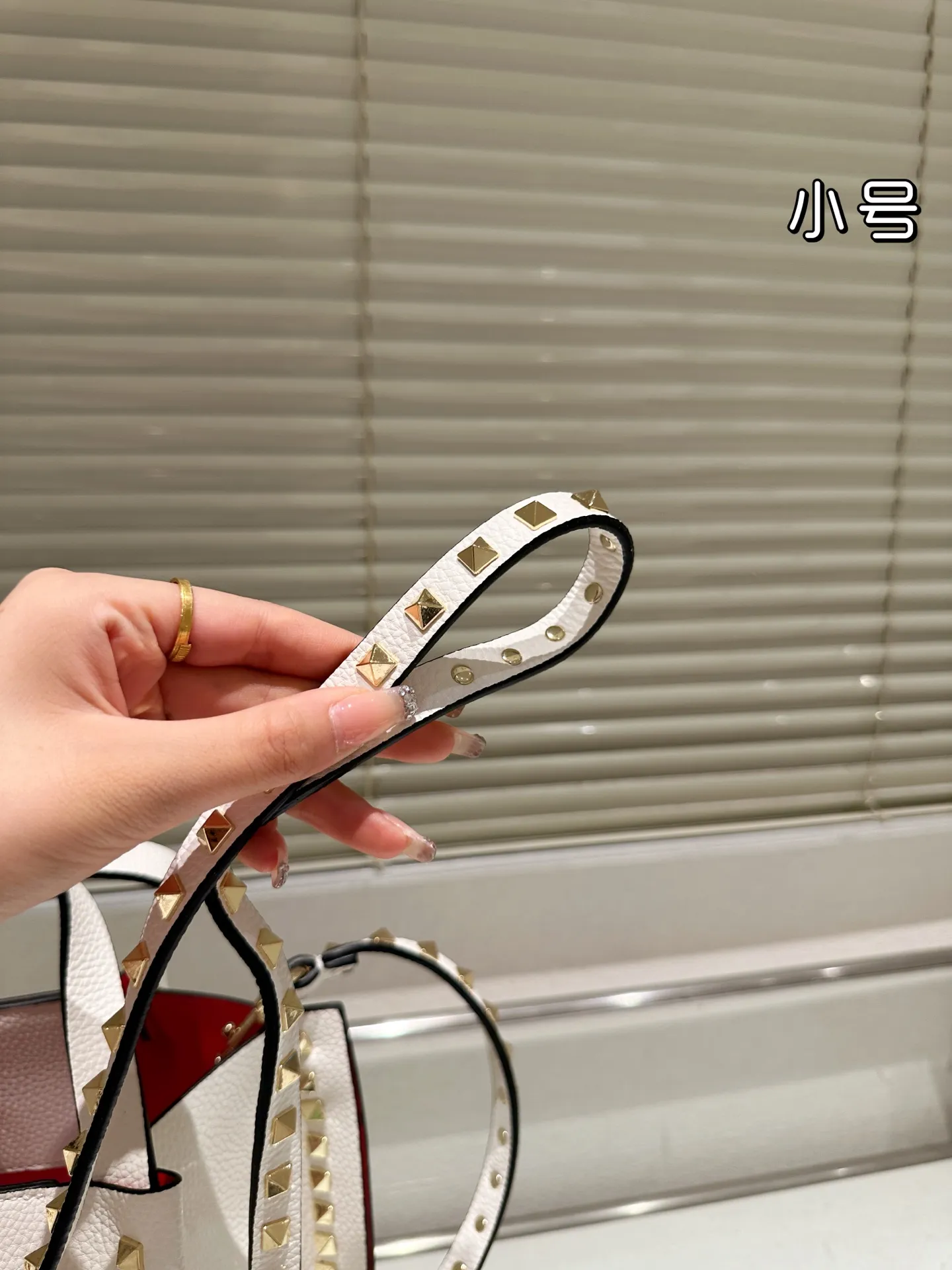 P410⚠️Size 24.17 Valentino handbag can be worn cross-body. It has a retro feel. It is high-end yet elegant. It has a great sense of atmosphere. It can be worn for commuting, leisure and dating.