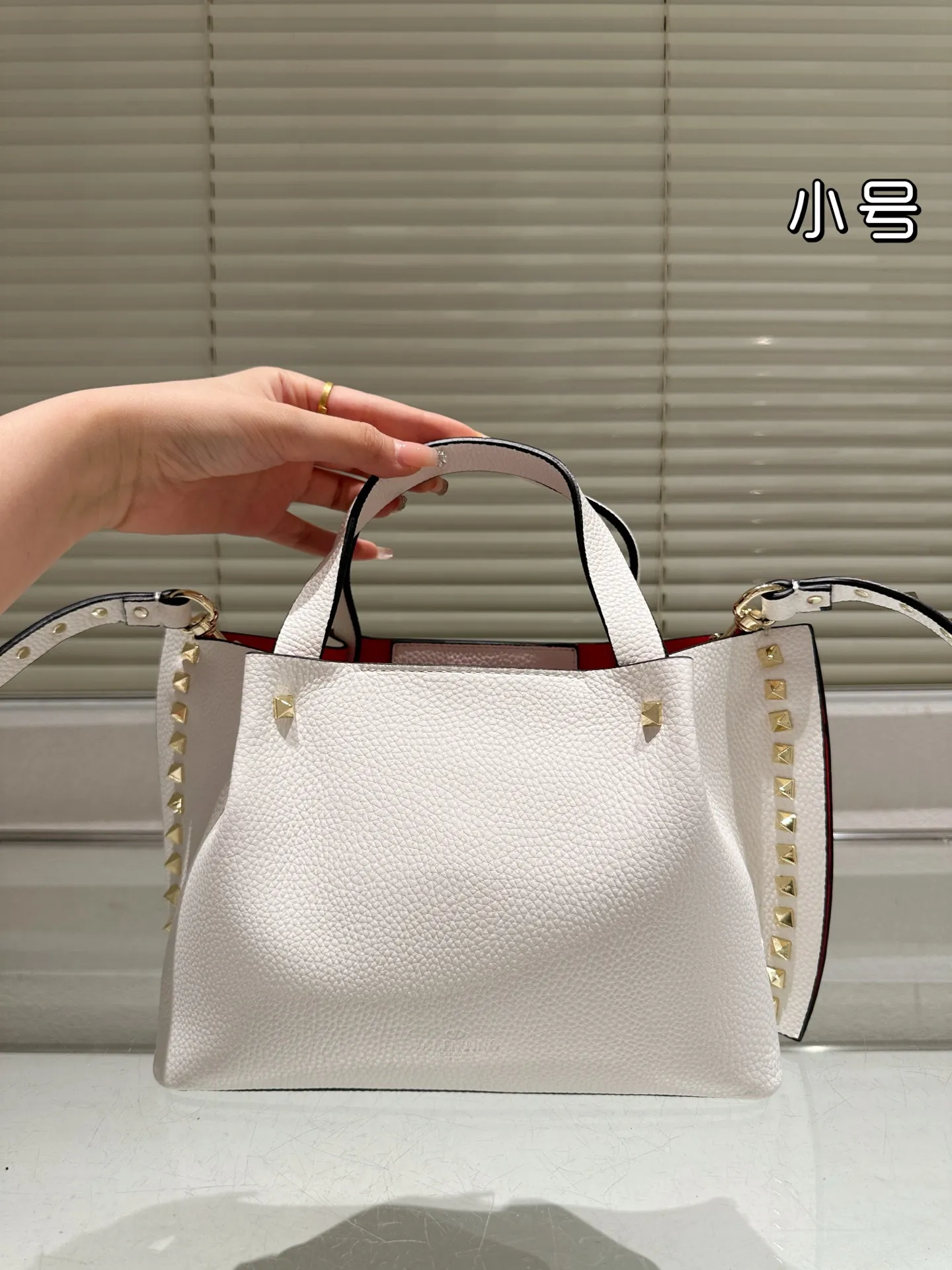 P410⚠️Size 24.17 Valentino handbag can be worn cross-body. It has a retro feel. It is high-end yet elegant. It has a great sense of atmosphere. It can be worn for commuting, leisure and dating.