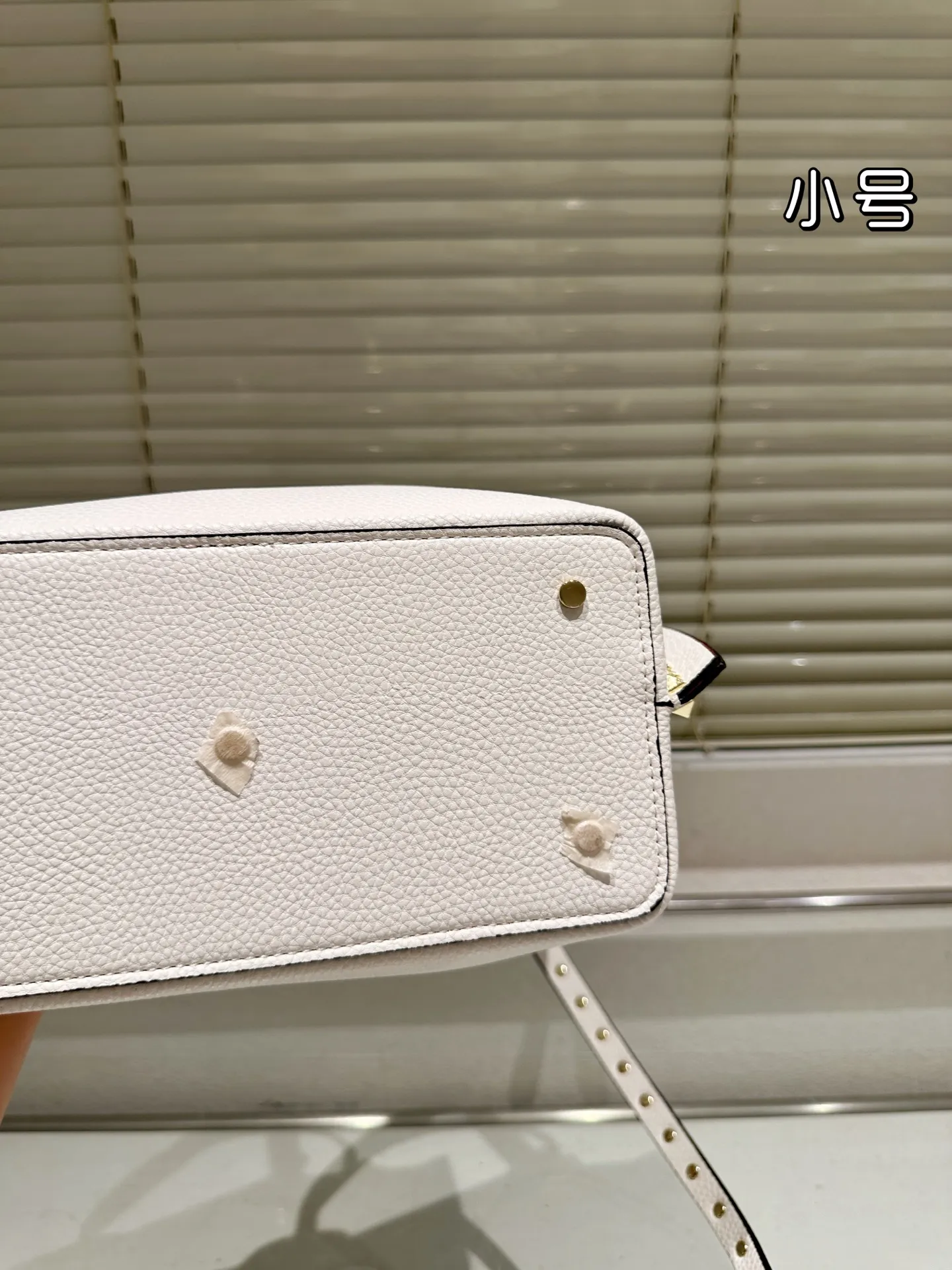 P410⚠️Size 24.17 Valentino handbag can be worn cross-body. It has a retro feel. It is high-end yet elegant. It has a great sense of atmosphere. It can be worn for commuting, leisure and dating.