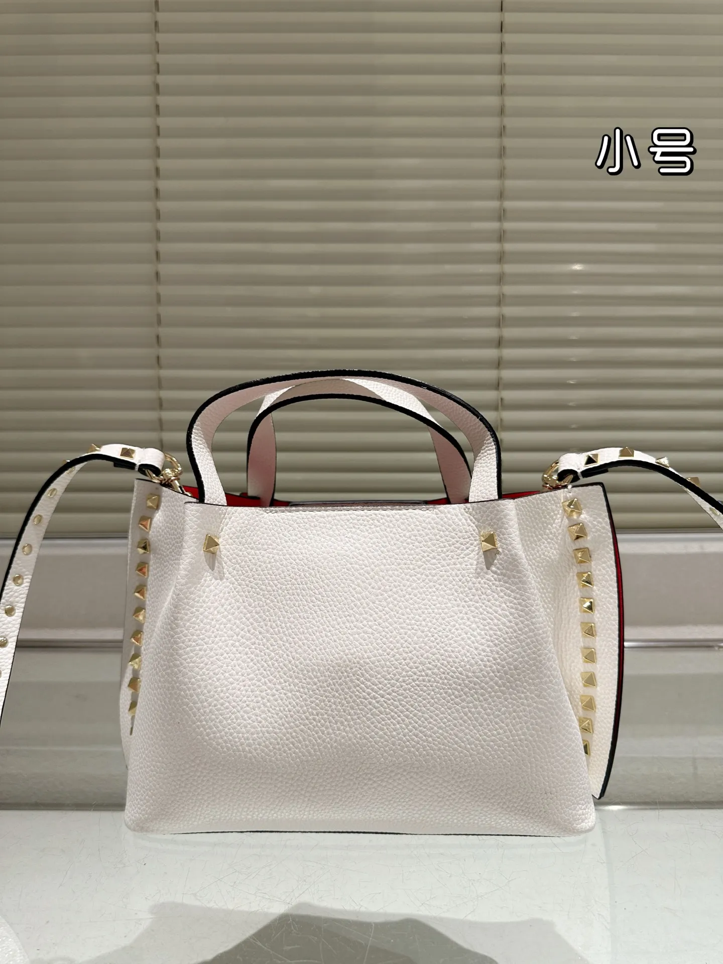 P410⚠️Size 24.17 Valentino handbag can be worn cross-body. It has a retro feel. It is high-end yet elegant. It has a great sense of atmosphere. It can be worn for commuting, leisure and dating.