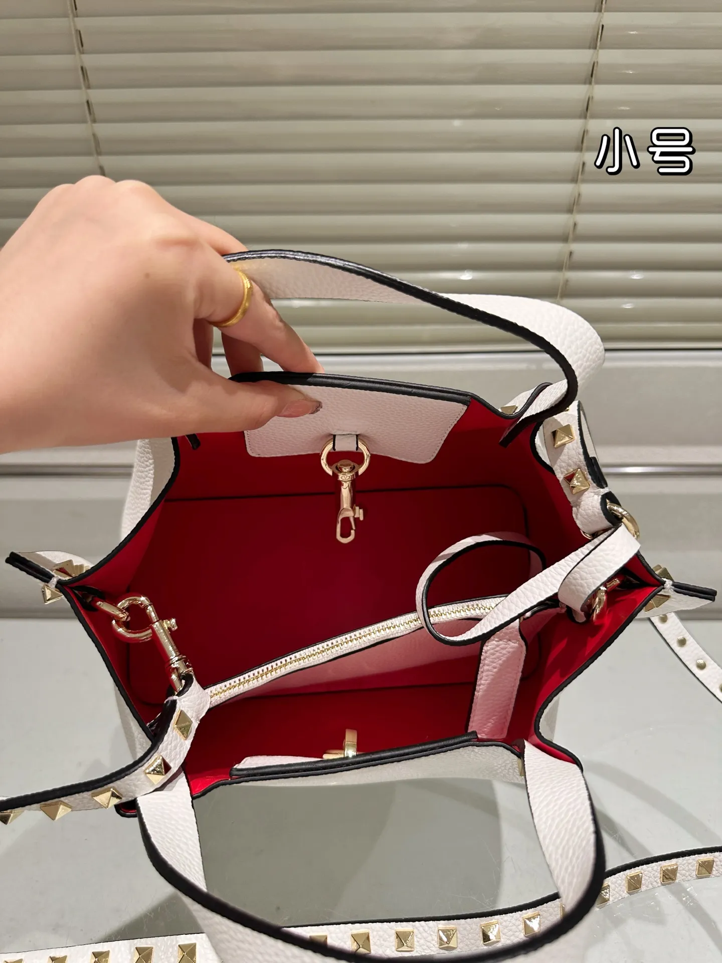 P410⚠️Size 24.17 Valentino handbag can be worn cross-body. It has a retro feel. It is high-end yet elegant. It has a great sense of atmosphere. It can be worn for commuting, leisure and dating.