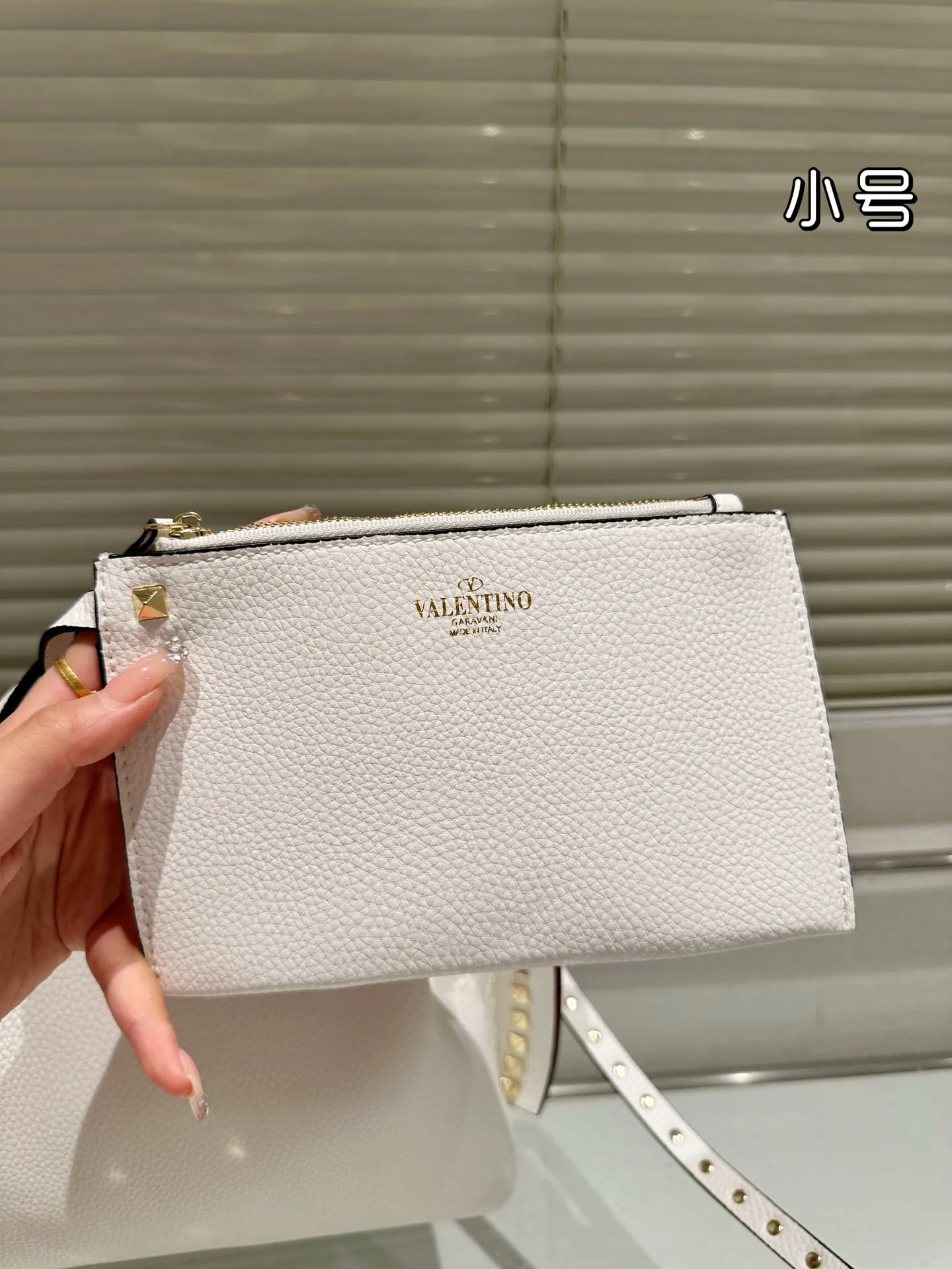 P410⚠️Size 24.17 Valentino handbag can be worn cross-body. It has a retro feel. It is high-end yet elegant. It has a great sense of atmosphere. It can be worn for commuting, leisure and dating.