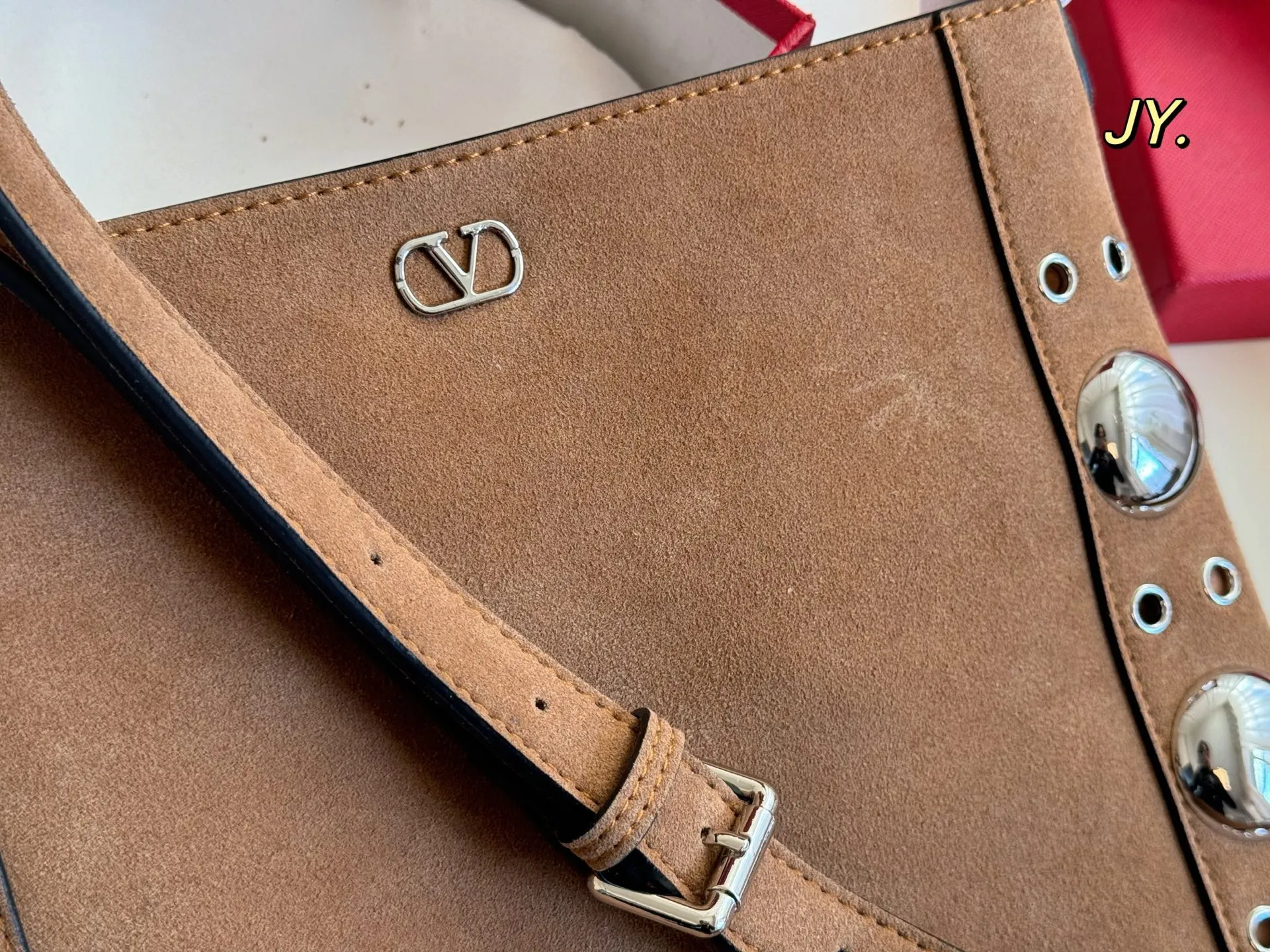 P340 (with box) size: 28×30 VALENTINO suede rivet tassel tote bag💕 The texture is very high-end, the leather is super good, adjustable shoulder straps, multiple carrying methods, super large capacity and very durable~ Casual and lazy, a must-have for daily outings