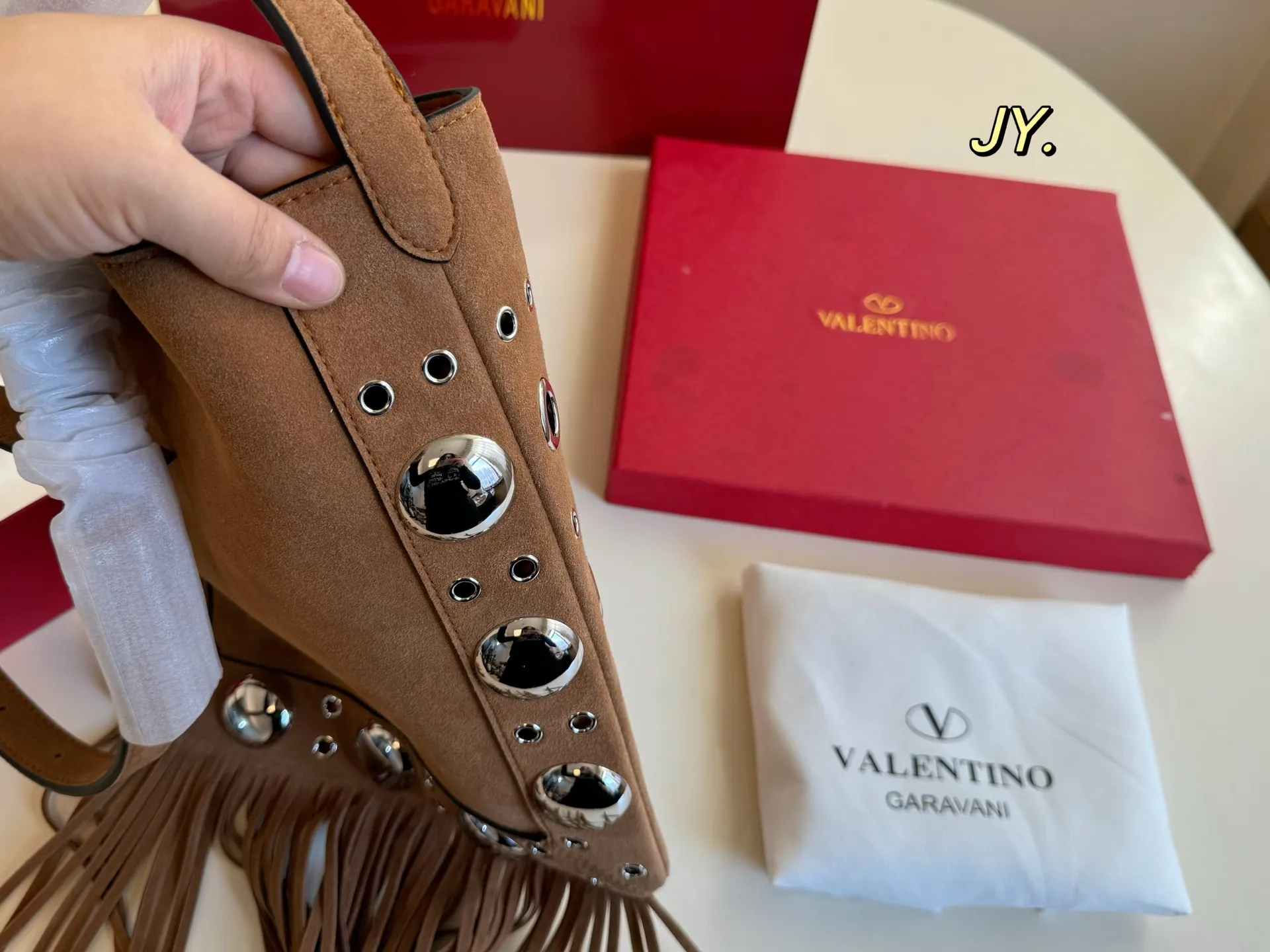 P340 (with box) size: 28×30 VALENTINO suede rivet tassel tote bag💕 The texture is very high-end, the leather is super good, adjustable shoulder straps, multiple carrying methods, super large capacity and very durable~ Casual and lazy, a must-have for daily outings