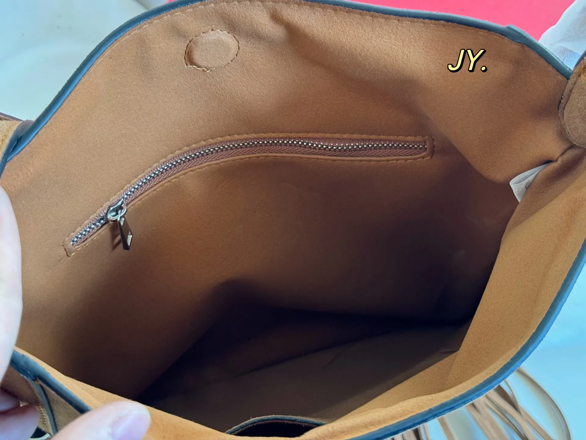 P340 (with box) size: 28×30 VALENTINO suede rivet tassel tote bag💕 The texture is very high-end, the leather is super good, adjustable shoulder straps, multiple carrying methods, super large capacity and very durable~ Casual and lazy, a must-have for daily outings