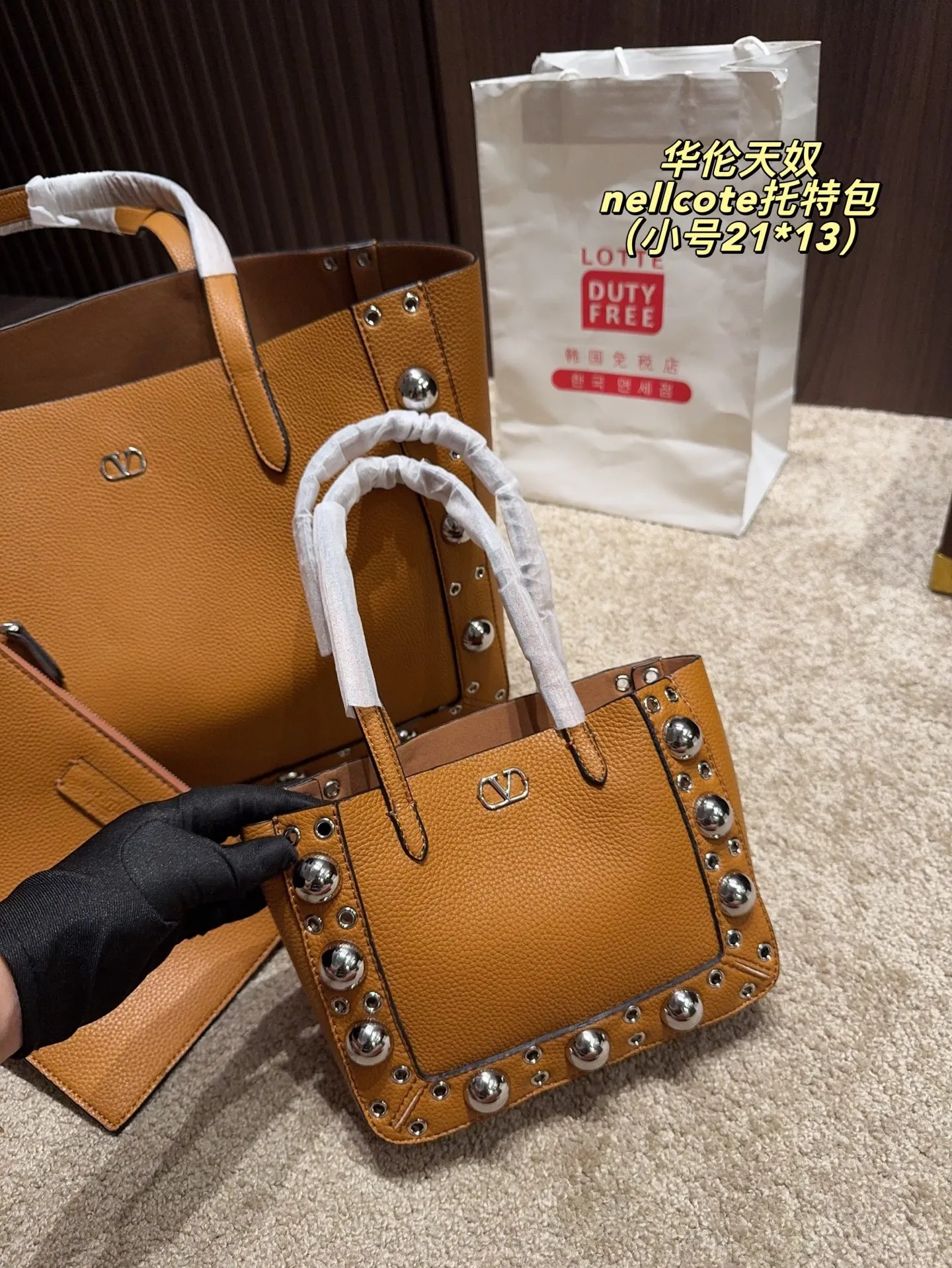 p360 comes with box⚠️Size 40*30 p480 comes with box⚠️Size 21*17 Valentino nellcote tote bag has a suede body, decorated with ball rivets and hollow details, balancing retro and fashionable. It can be freely switched between hand-carrying and shoulder-carrying, and combined with a detachable carrying bag, it combines practicality and fun.