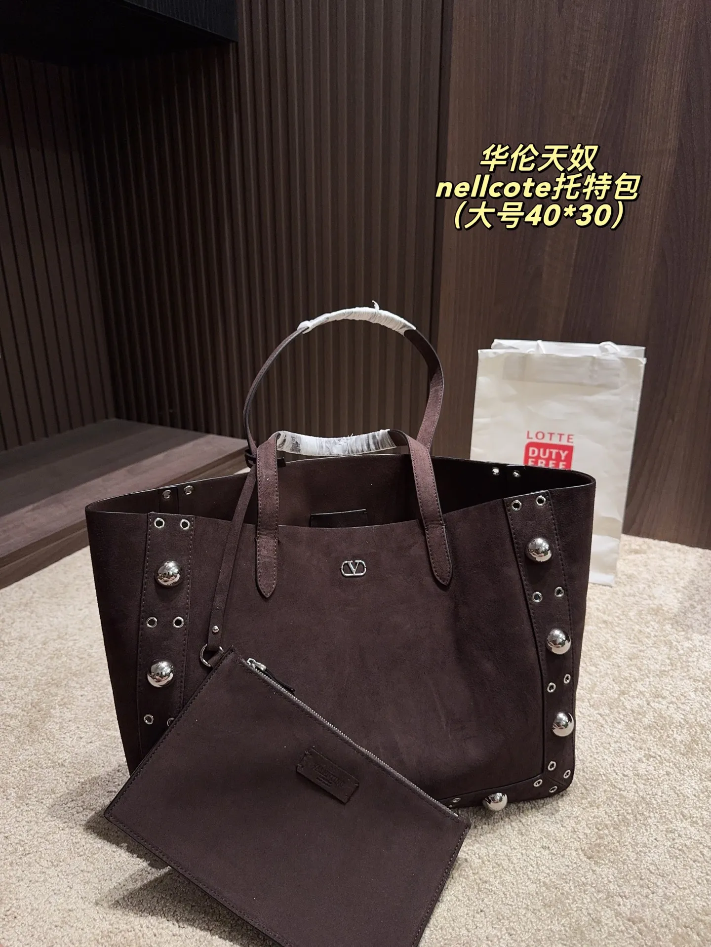 p360 comes with box⚠️Size 40*30 p480 comes with box⚠️Size 21*17 Valentino nellcote tote bag has a suede body, decorated with ball rivets and hollow details, balancing retro and fashionable. It can be freely switched between hand-carrying and shoulder-carrying, and combined with a detachable carrying bag, it combines practicality and fun.