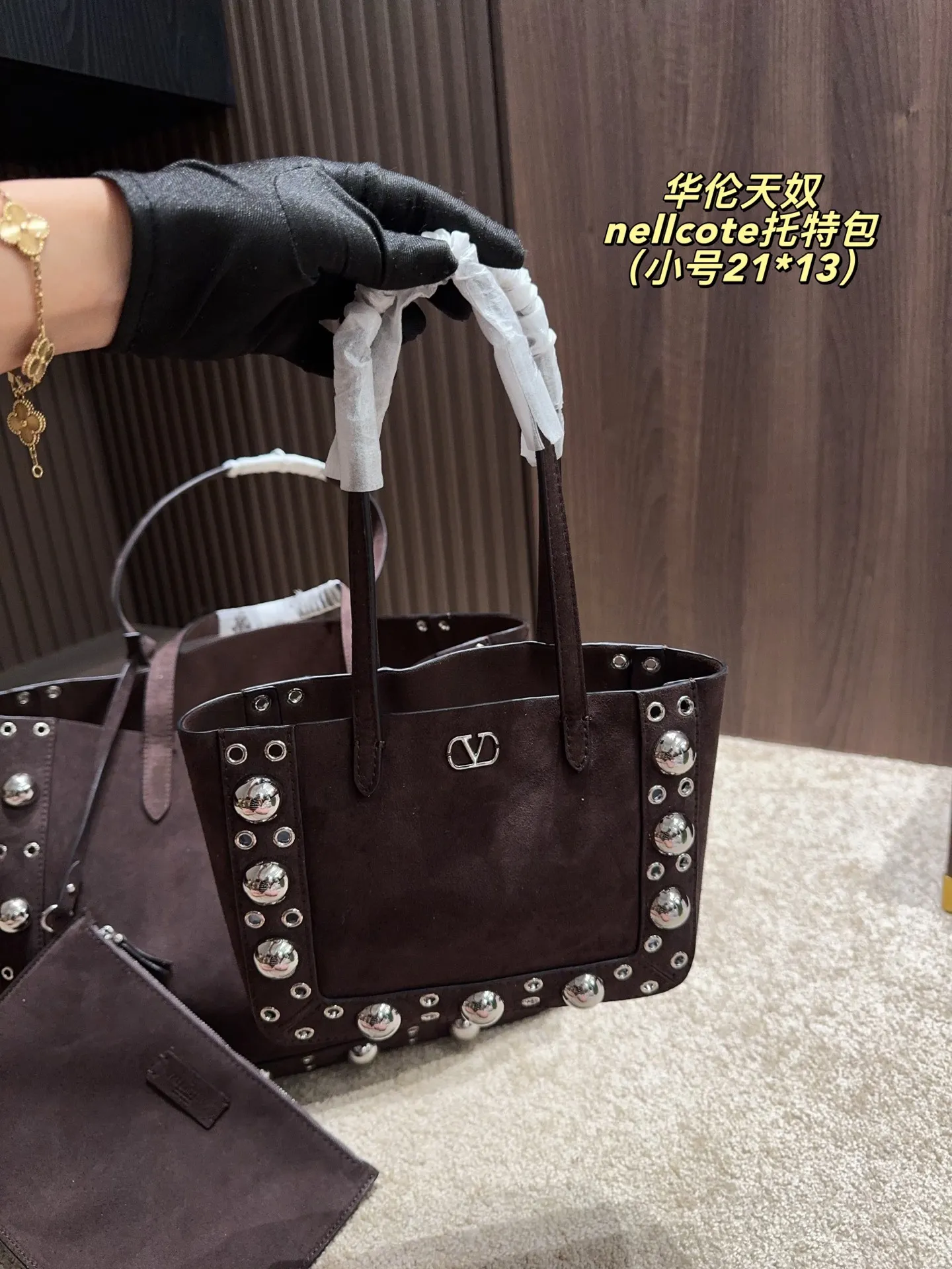 p360 comes with box⚠️Size 40*30 p480 comes with box⚠️Size 21*17 Valentino nellcote tote bag has a suede body, decorated with ball rivets and hollow details, balancing retro and fashionable. It can be freely switched between hand-carrying and shoulder-carrying, and combined with a detachable carrying bag, it combines practicality and fun.