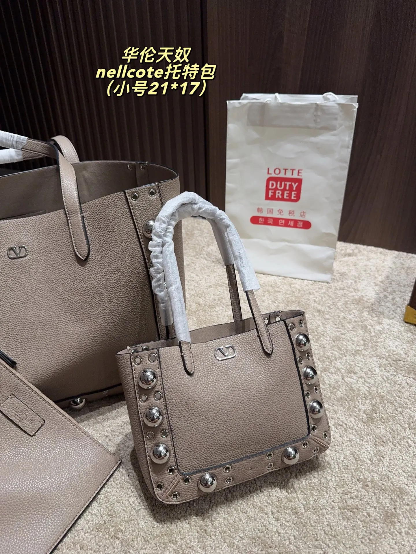 p360 comes with box⚠️Size 40*30 p480 comes with box⚠️Size 21*17 Valentino nellcote tote bag has a suede body, decorated with ball rivets and hollow details, balancing retro and fashionable. It can be freely switched between hand-carrying and shoulder-carrying, and combined with a detachable carrying bag, it combines practicality and fun.
