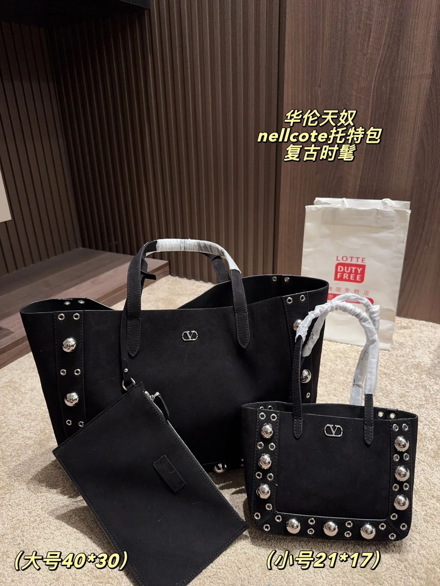 p360 comes with box⚠️Size 40*30 p480 comes with box⚠️Size 21*17 Valentino nellcote tote bag has a suede body, decorated with ball rivets and hollow details, balancing retro and fashionable. It can be freely switched between hand-carrying and shoulder-carrying, and combined with a detachable carrying bag, it combines practicality and fun.