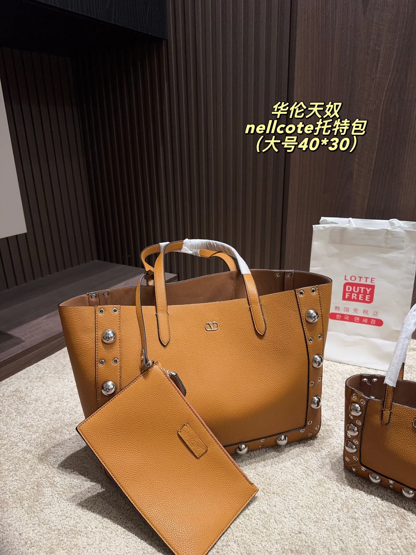 p360 comes with box⚠️Size 40*30 p480 comes with box⚠️Size 21*17 Valentino nellcote tote bag has a suede body, decorated with ball rivets and hollow details, balancing retro and fashionable. It can be freely switched between hand-carrying and shoulder-carrying, and combined with a detachable carrying bag, it combines practicality and fun.