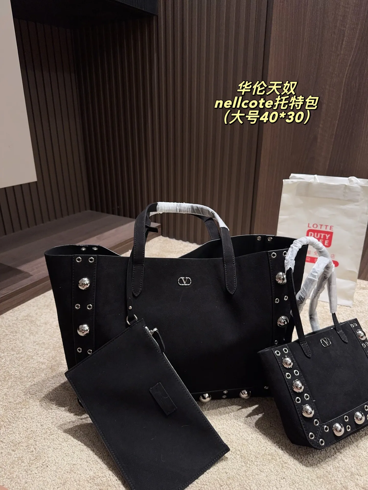 p360 comes with box⚠️Size 40*30 p480 comes with box⚠️Size 21*17 Valentino nellcote tote bag has a suede body, decorated with ball rivets and hollow details, balancing retro and fashionable. It can be freely switched between hand-carrying and shoulder-carrying, and combined with a detachable carrying bag, it combines practicality and fun.