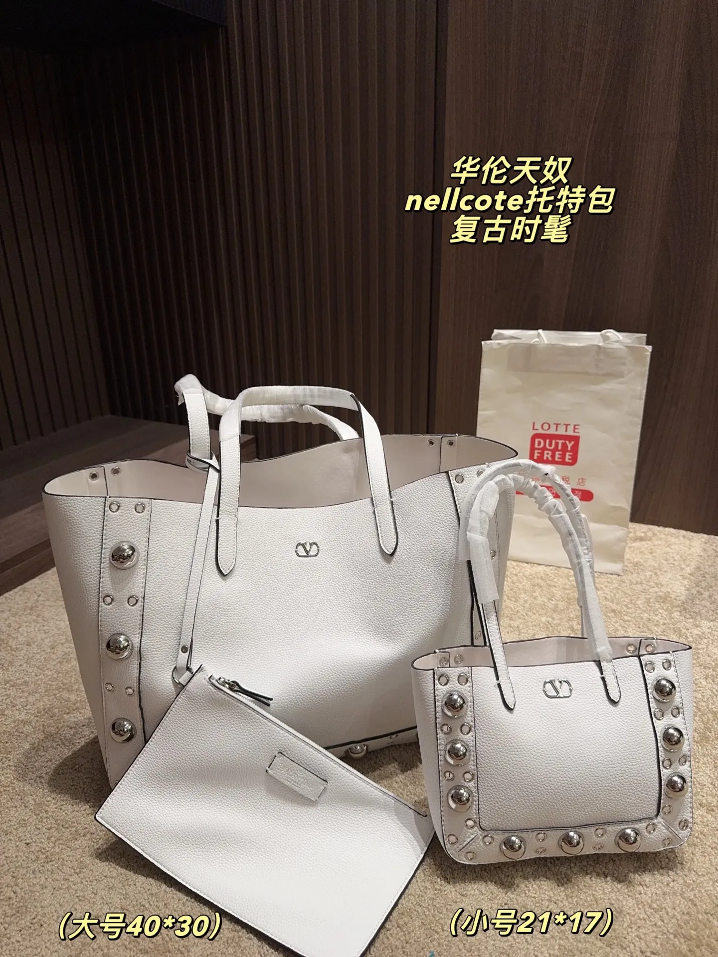 p360 comes with box⚠️Size 40*30 p480 comes with box⚠️Size 21*17 Valentino nellcote tote bag has a suede body, decorated with ball rivets and hollow details, balancing retro and fashionable. It can be freely switched between hand-carrying and shoulder-carrying, and combined with a detachable carrying bag, it combines practicality and fun.