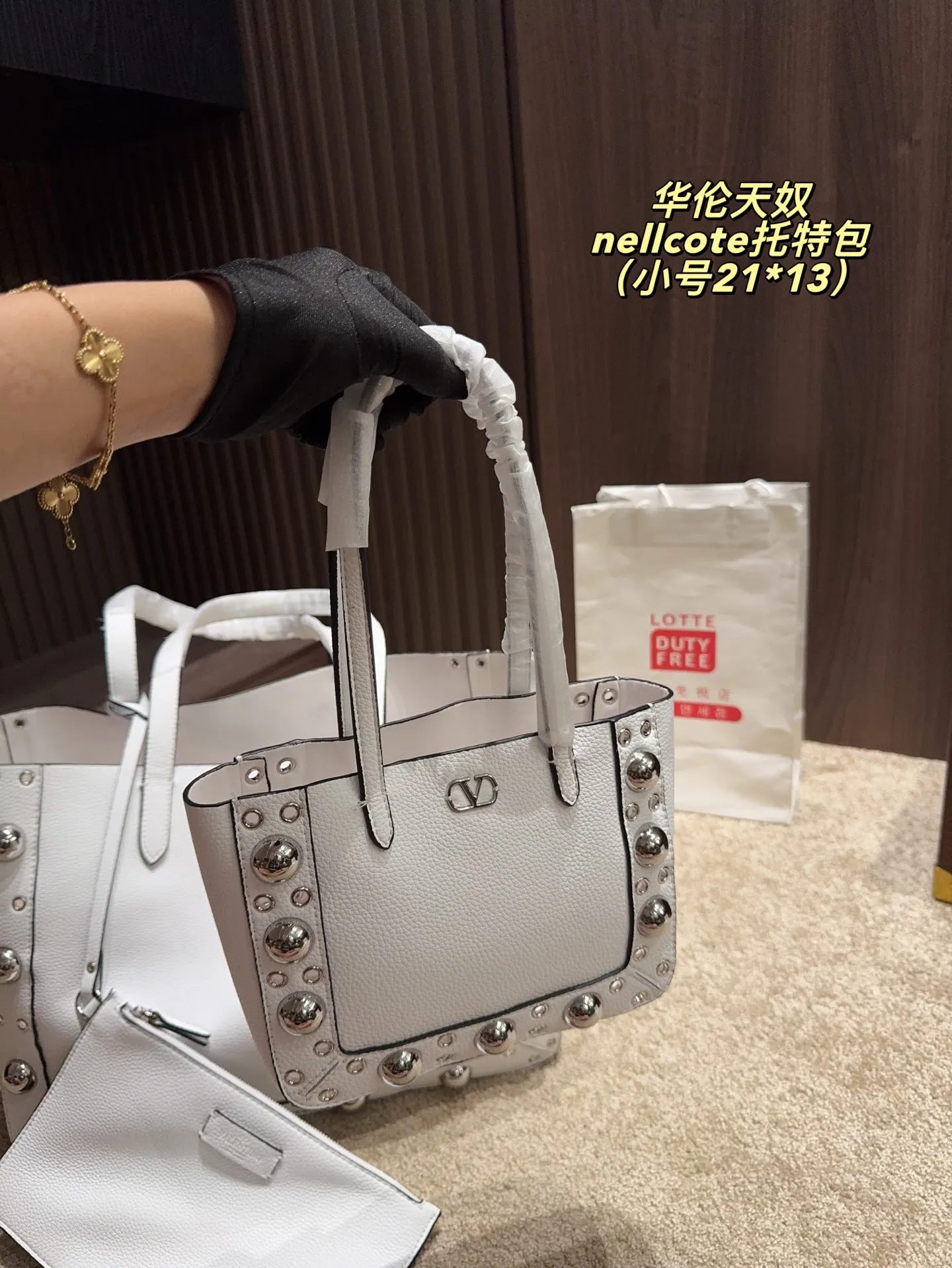 p360 comes with box⚠️Size 40*30 p480 comes with box⚠️Size 21*17 Valentino nellcote tote bag has a suede body, decorated with ball rivets and hollow details, balancing retro and fashionable. It can be freely switched between hand-carrying and shoulder-carrying, and combined with a detachable carrying bag, it combines practicality and fun.