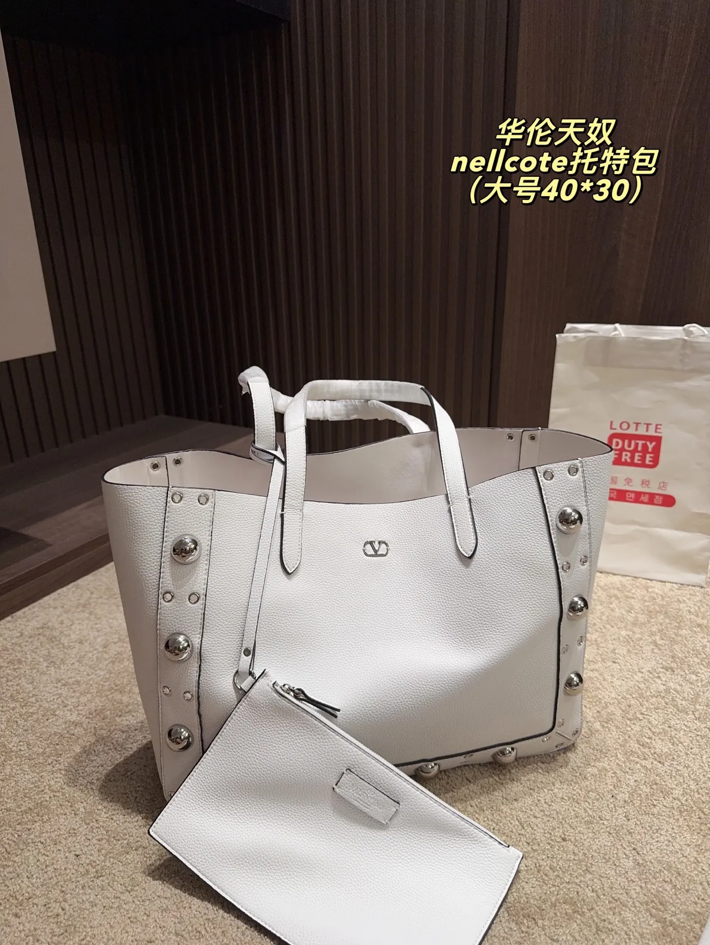 p360 comes with box⚠️Size 40*30 p480 comes with box⚠️Size 21*17 Valentino nellcote tote bag has a suede body, decorated with ball rivets and hollow details, balancing retro and fashionable. It can be freely switched between hand-carrying and shoulder-carrying, and combined with a detachable carrying bag, it combines practicality and fun.