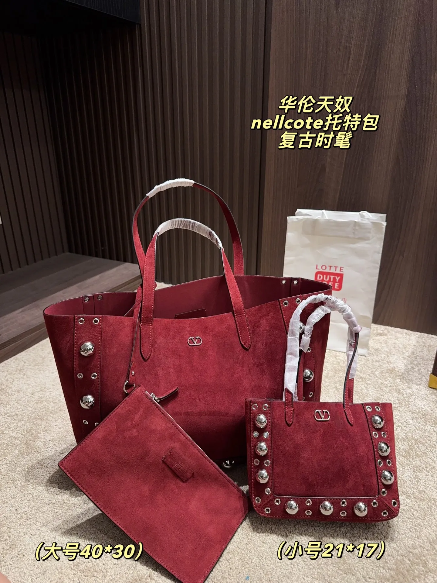 p360 comes with box⚠️Size 40*30 p480 comes with box⚠️Size 21*17 Valentino nellcote tote bag has a suede body, decorated with ball rivets and hollow details, balancing retro and fashionable. It can be freely switched between hand-carrying and shoulder-carrying, and combined with a detachable carrying bag, it combines practicality and fun.