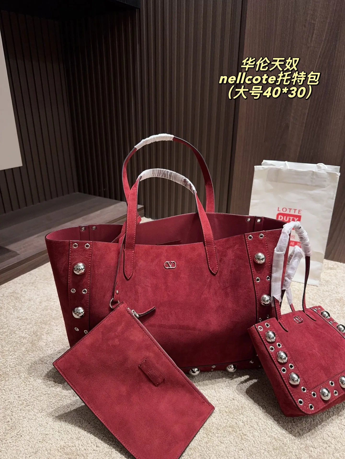 p360 comes with box⚠️Size 40*30 p480 comes with box⚠️Size 21*17 Valentino nellcote tote bag has a suede body, decorated with ball rivets and hollow details, balancing retro and fashionable. It can be freely switched between hand-carrying and shoulder-carrying, and combined with a detachable carrying bag, it combines practicality and fun.