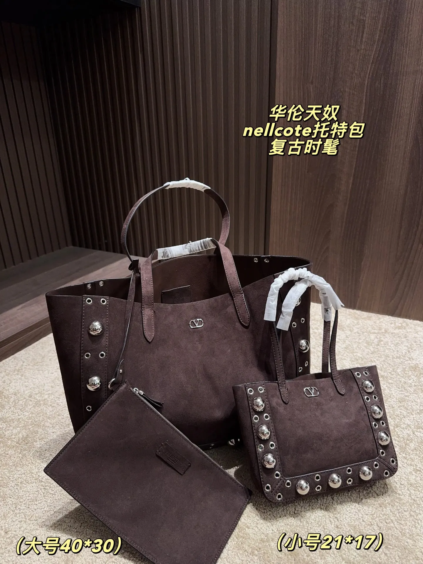 p360 comes with box⚠️Size 40*30 p480 comes with box⚠️Size 21*17 Valentino nellcote tote bag has a suede body, decorated with ball rivets and hollow details, balancing retro and fashionable. It can be freely switched between hand-carrying and shoulder-carrying, and combined with a detachable carrying bag, it combines practicality and fun.