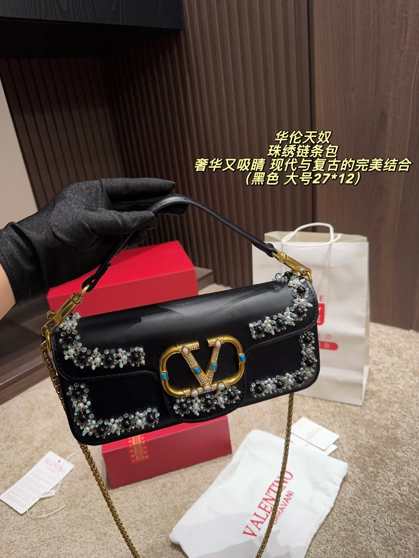 Large P410 with folding box⚠️Size 27*12 Small P400 with folding box⚠️Size 20*11 Valentino Valentino beaded embroidered chain bag Unlocks fashion charm Can be salty or sweet The most beautiful girl on the street