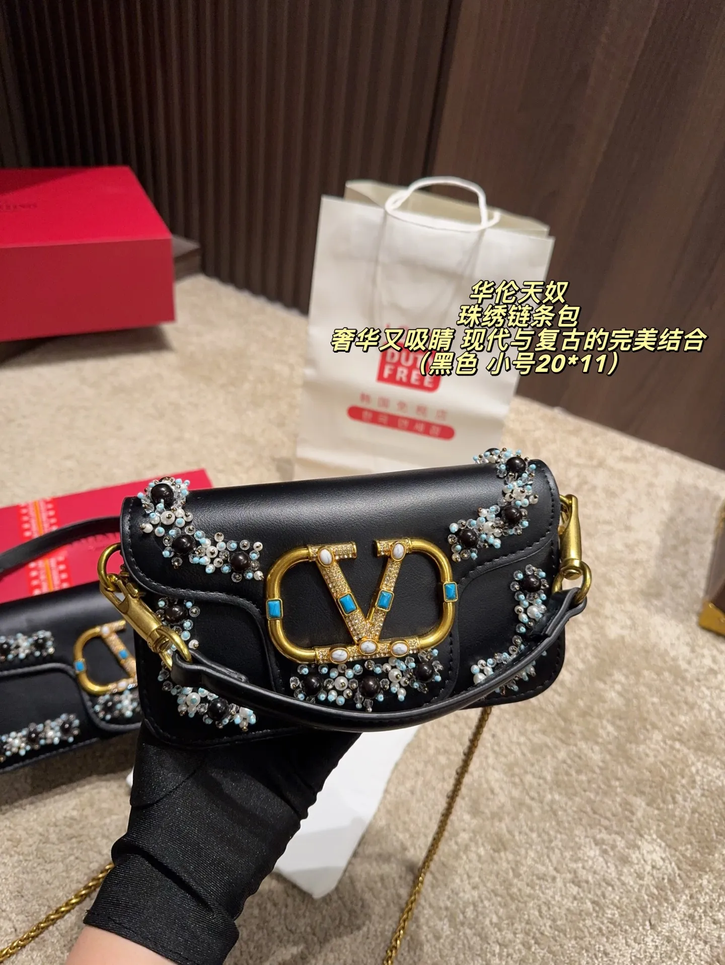 Large P410 with folding box⚠️Size 27*12 Small P400 with folding box⚠️Size 20*11 Valentino Valentino beaded embroidered chain bag Unlocks fashion charm Can be salty or sweet The most beautiful girl on the street