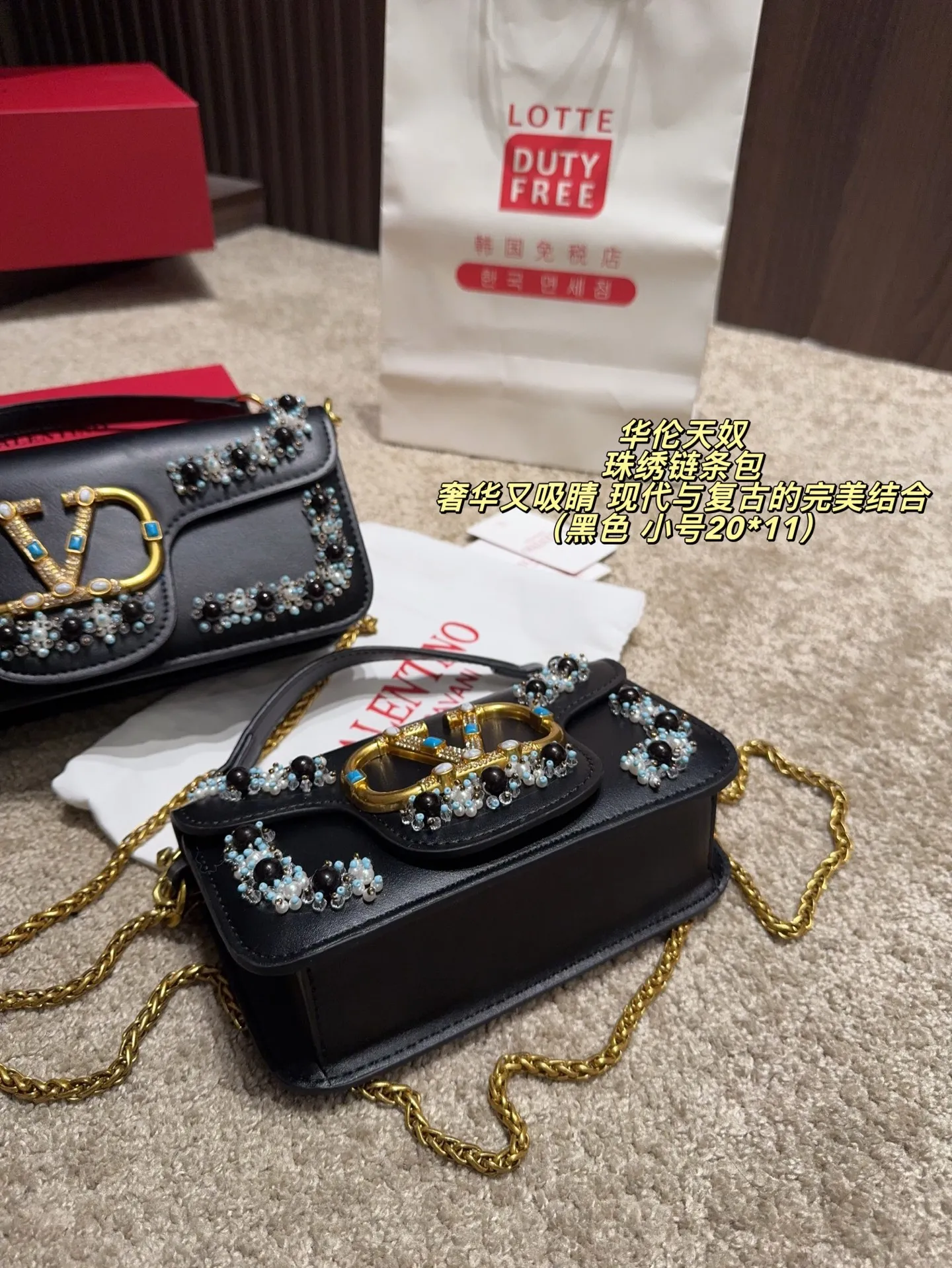 Large P410 with folding box⚠️Size 27*12 Small P400 with folding box⚠️Size 20*11 Valentino Valentino beaded embroidered chain bag Unlocks fashion charm Can be salty or sweet The most beautiful girl on the street