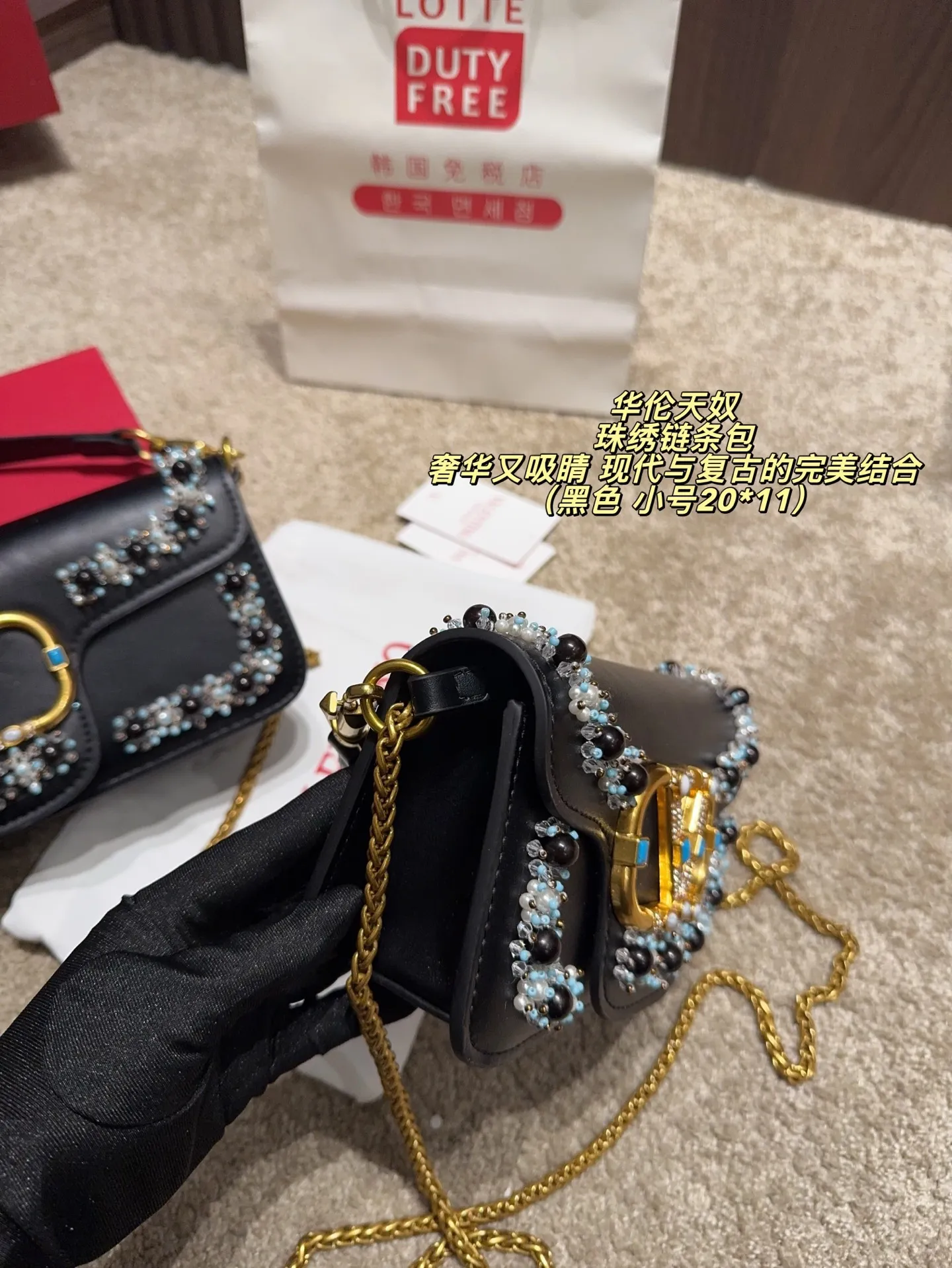 Large P410 with folding box⚠️Size 27*12 Small P400 with folding box⚠️Size 20*11 Valentino Valentino beaded embroidered chain bag Unlocks fashion charm Can be salty or sweet The most beautiful girl on the street