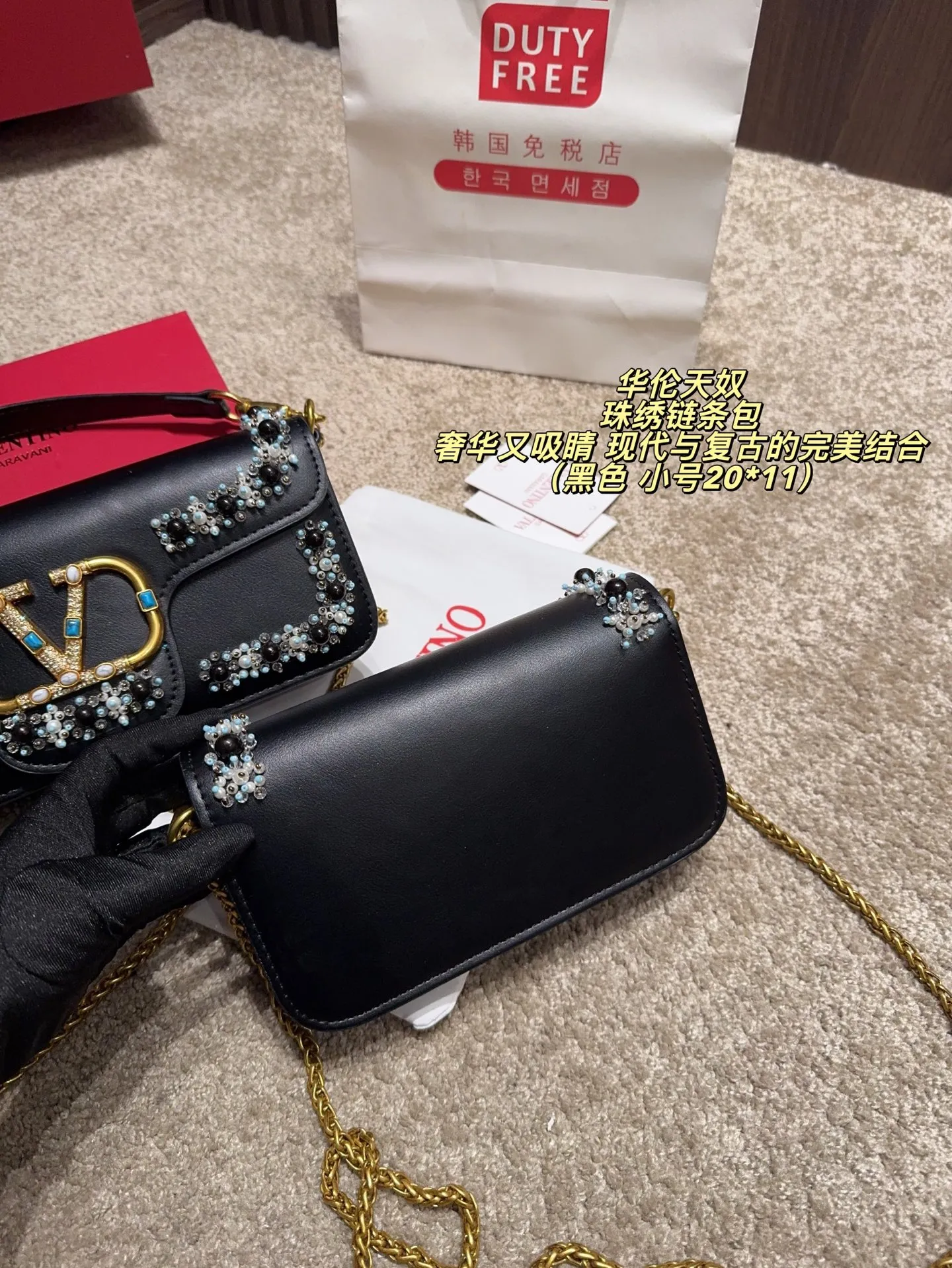 Large P410 with folding box⚠️Size 27*12 Small P400 with folding box⚠️Size 20*11 Valentino Valentino beaded embroidered chain bag Unlocks fashion charm Can be salty or sweet The most beautiful girl on the street