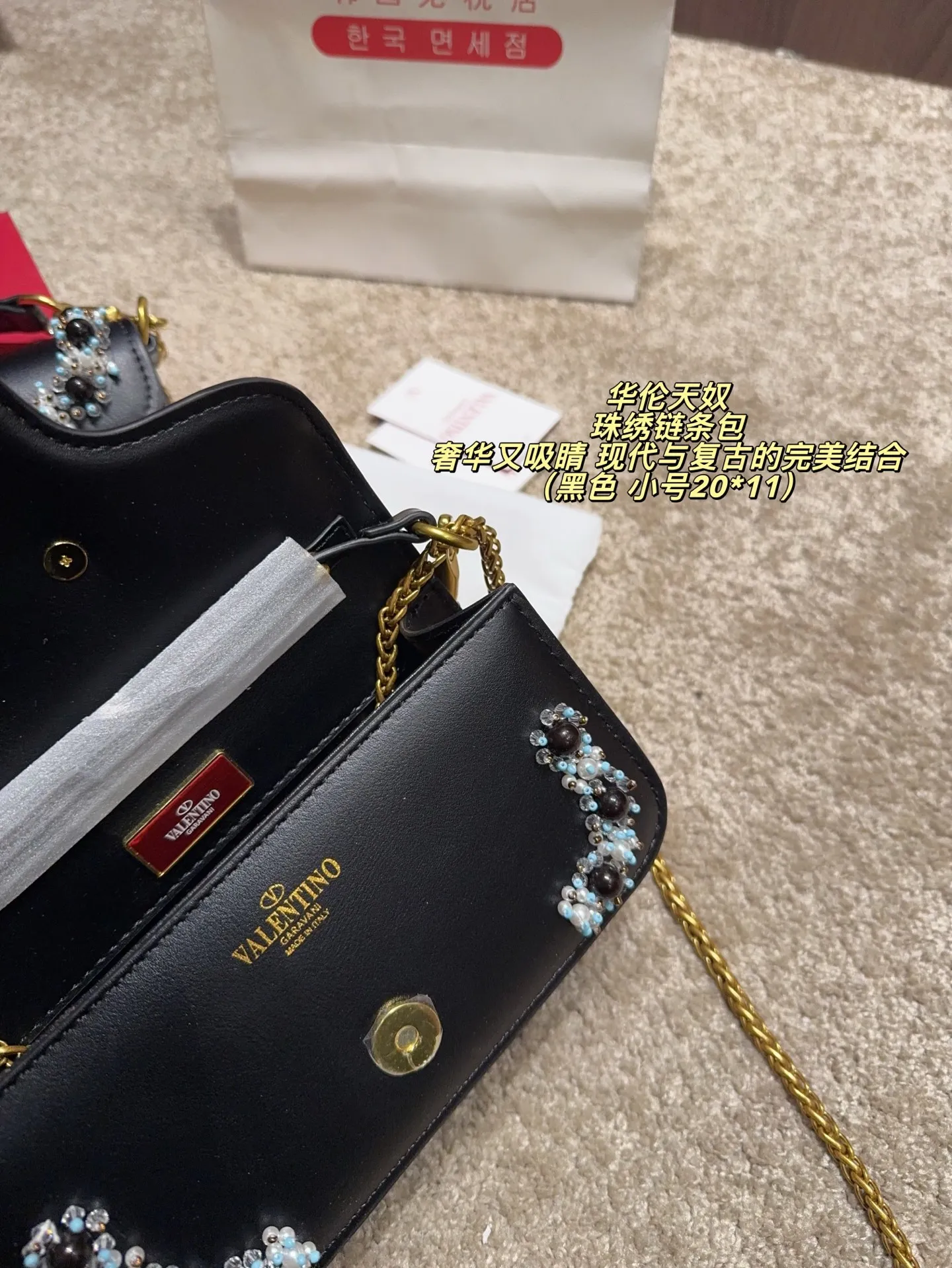 Large P410 with folding box⚠️Size 27*12 Small P400 with folding box⚠️Size 20*11 Valentino Valentino beaded embroidered chain bag Unlocks fashion charm Can be salty or sweet The most beautiful girl on the street