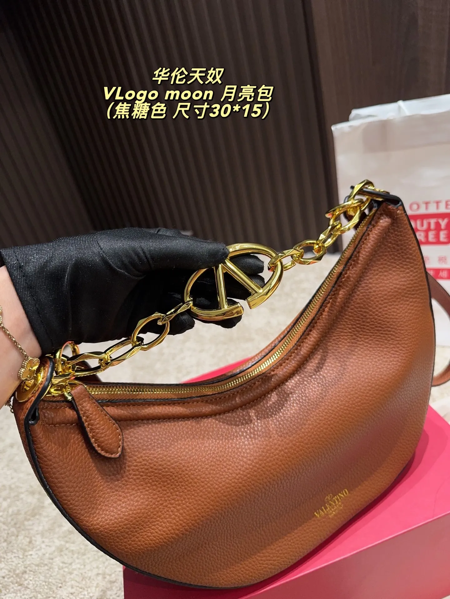 p370 comes with box ⚠️Size 30.15 Valentino VLogo moon bag Use your bag to brighten up dull autumn and winter. Valentino's VLogo Moon handbag is like the moon, with cute and soft curved lines. VLogo gold chain, retro and exquisite. Detachable shoulder strap unlocks a variety of dressing styles. It can be a casual cool girl or a elegant woman. One bag can be used with many styles, as you like.
