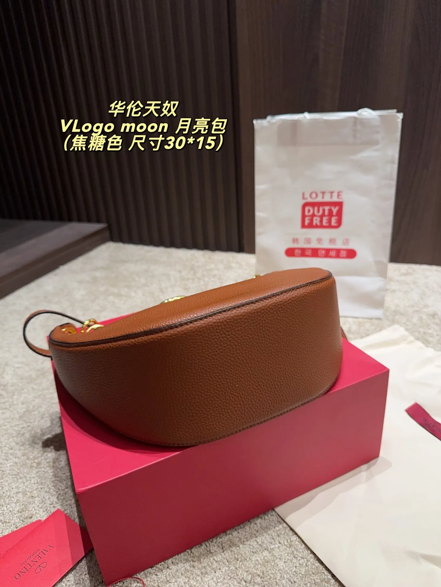p370 comes with box ⚠️Size 30.15 Valentino VLogo moon bag Use your bag to brighten up dull autumn and winter. Valentino's VLogo Moon handbag is like the moon, with cute and soft curved lines. VLogo gold chain, retro and exquisite. Detachable shoulder strap unlocks a variety of dressing styles. It can be a casual cool girl or a elegant woman. One bag can be used with many styles, as you like.