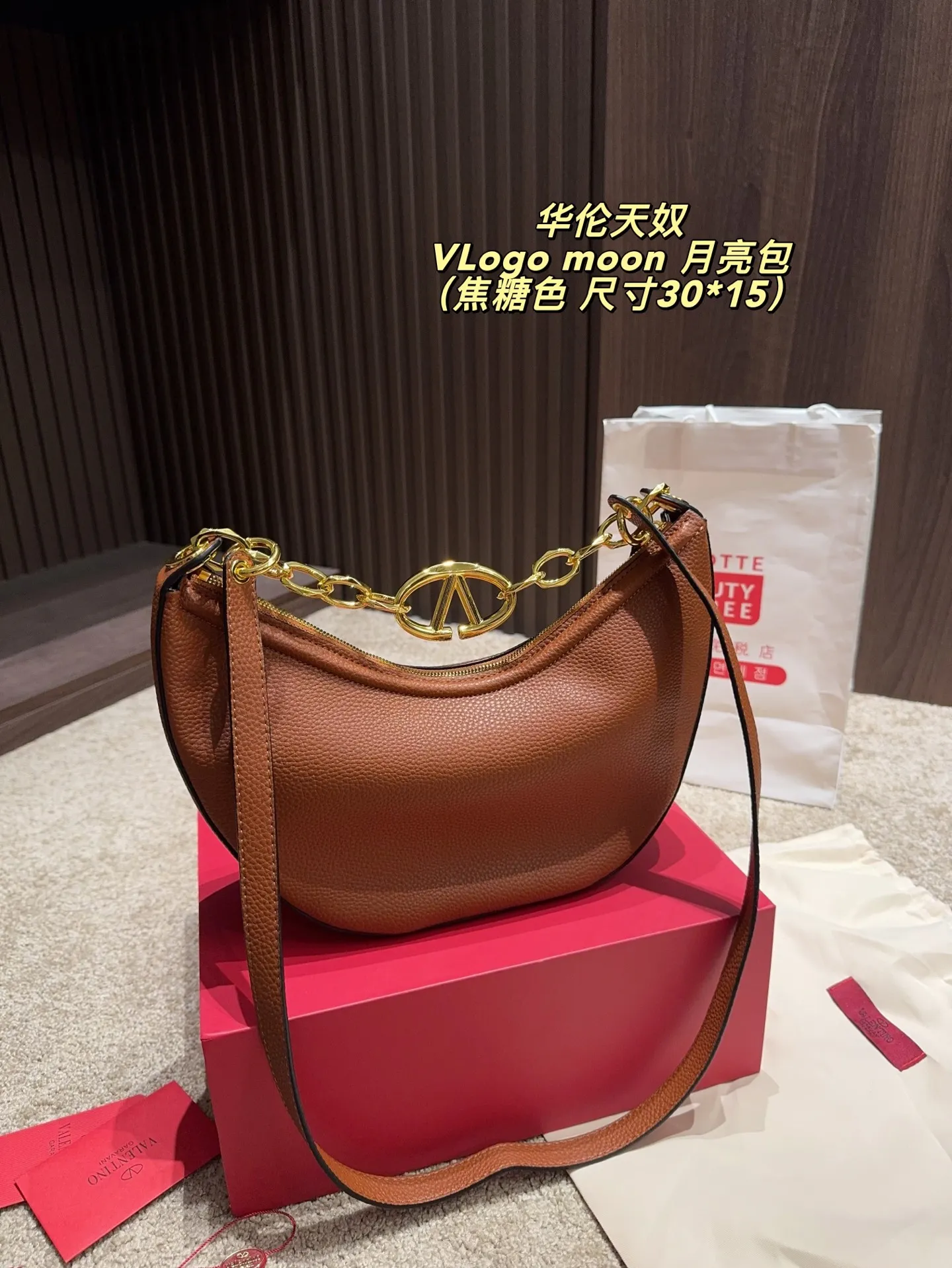 p370 comes with box ⚠️Size 30.15 Valentino VLogo moon bag Use your bag to brighten up dull autumn and winter. Valentino's VLogo Moon handbag is like the moon, with cute and soft curved lines. VLogo gold chain, retro and exquisite. Detachable shoulder strap unlocks a variety of dressing styles. It can be a casual cool girl or a elegant woman. One bag can be used with many styles, as you like.