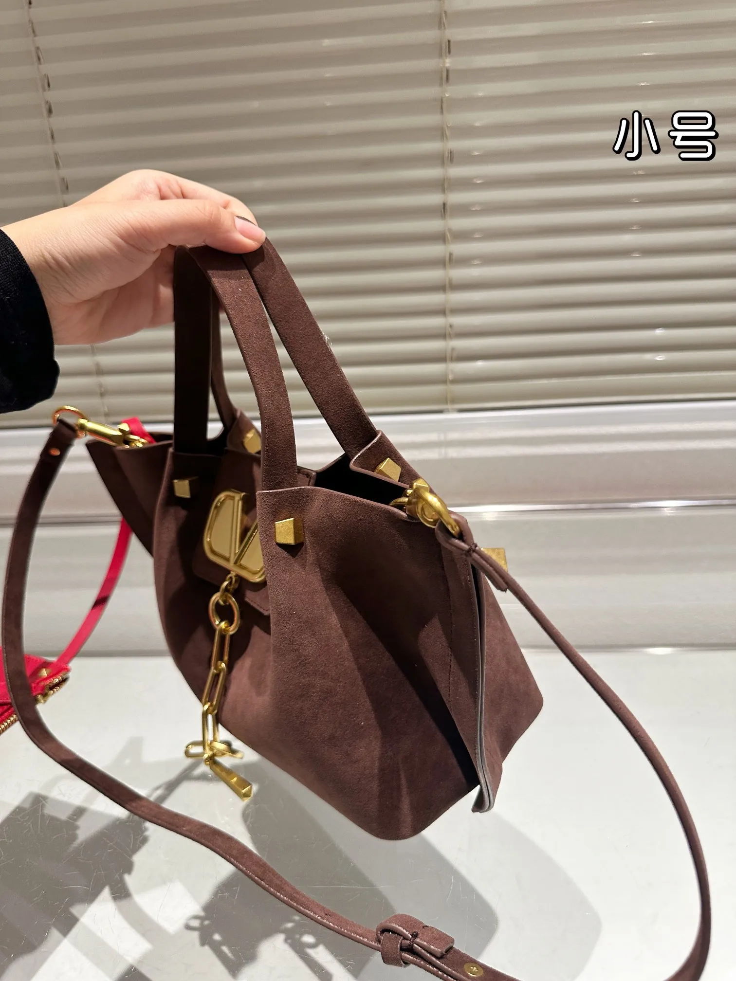 P410 170 Valentino Valentino is a popular model in the counter. Playful and super personality, whoever wears it will look better. Unconcealable foreign style. Exquisite wiring. Color matching is very distinctive. Very versatile and can be matched with daily life. Casual and playful with a little bit of a lady style. It will definitely become a super hot style in the new year, spring and summer. ♥️Size 38 25cm/ 26 19cm