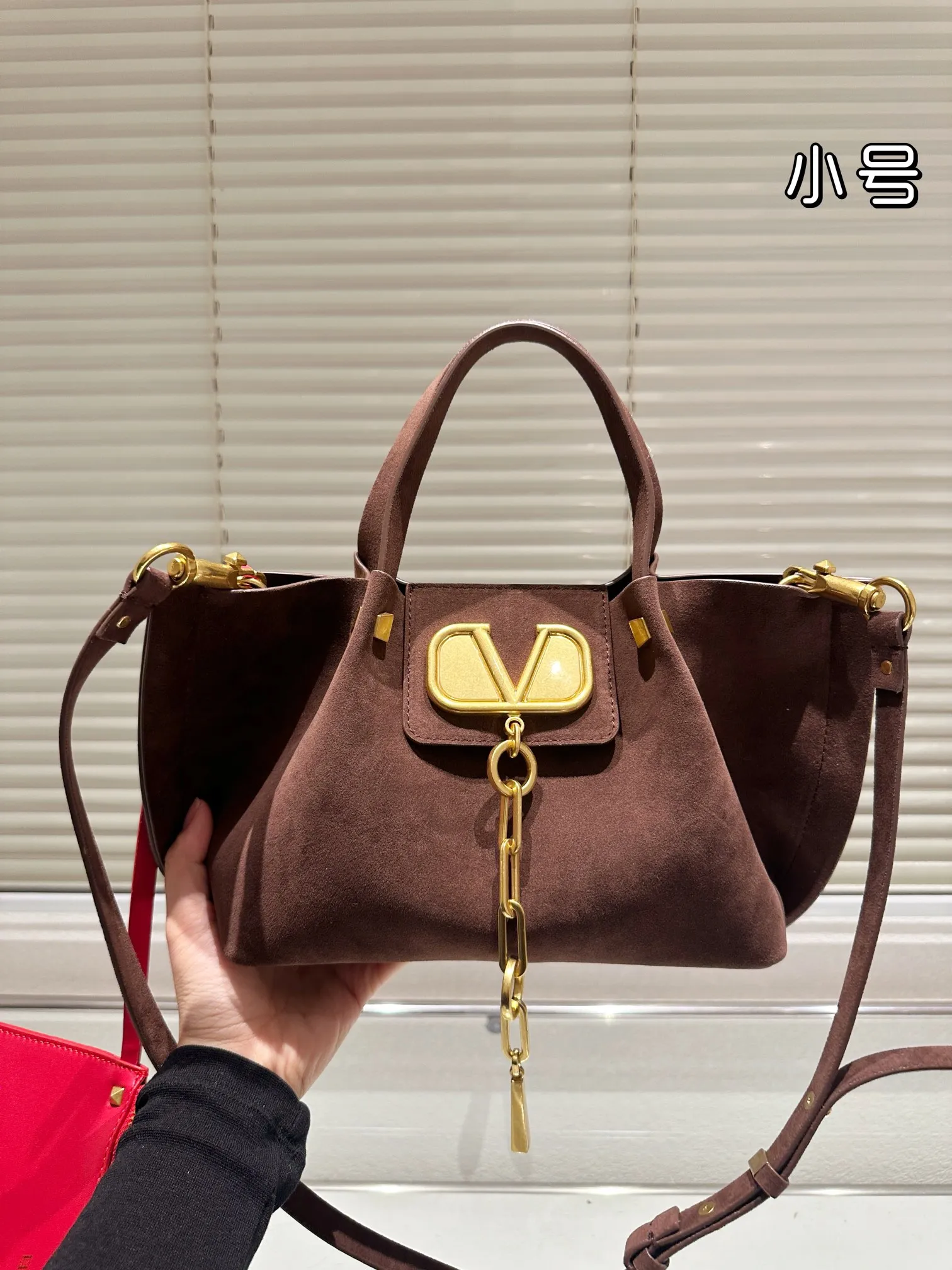 P410 170 Valentino Valentino is a popular model in the counter. Playful and super personality, whoever wears it will look better. Unconcealable foreign style. Exquisite wiring. Color matching is very distinctive. Very versatile and can be matched with daily life. Casual and playful with a little bit of a lady style. It will definitely become a super hot style in the new year, spring and summer. ♥️Size 38 25cm/ 26 19cm