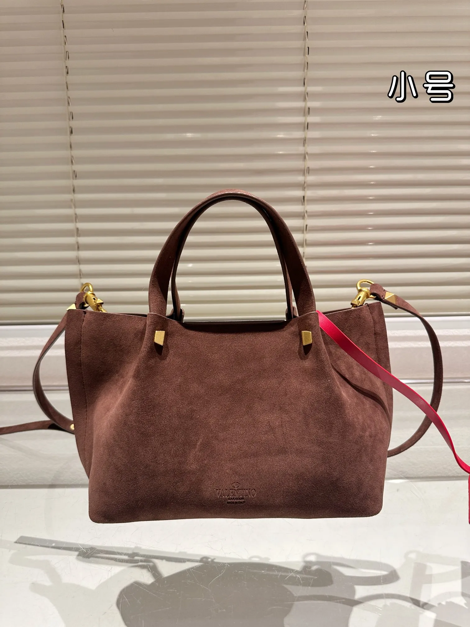 P410 170 Valentino Valentino is a popular model in the counter. Playful and super personality, whoever wears it will look better. Unconcealable foreign style. Exquisite wiring. Color matching is very distinctive. Very versatile and can be matched with daily life. Casual and playful with a little bit of a lady style. It will definitely become a super hot style in the new year, spring and summer. ♥️Size 38 25cm/ 26 19cm