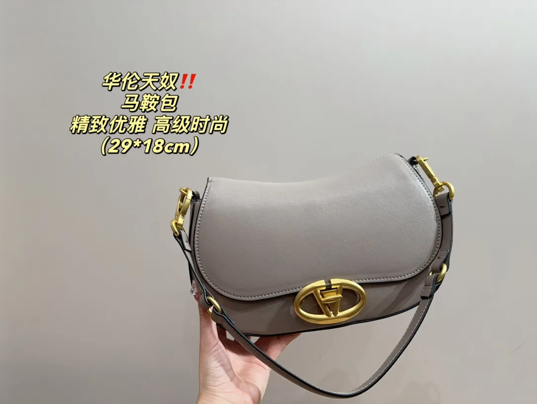 P330 comes with folding box ⚠️Size 29.18 Valentino Saddle Bag Comfortable and sophisticated at the same time Simple and elegant yet discreet Easily create an elegant commuting outfit