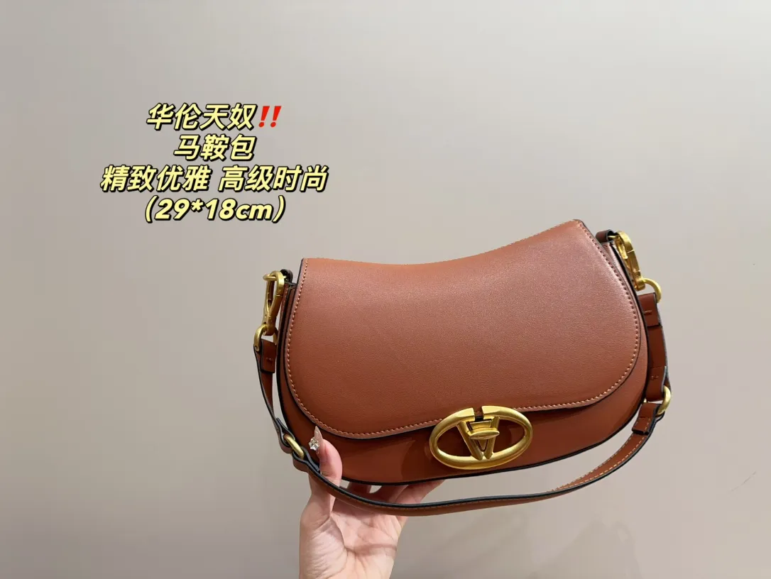 P330 comes with folding box ⚠️Size 29.18 Valentino Saddle Bag Comfortable and sophisticated at the same time Simple and elegant yet discreet Easily create an elegant commuting outfit