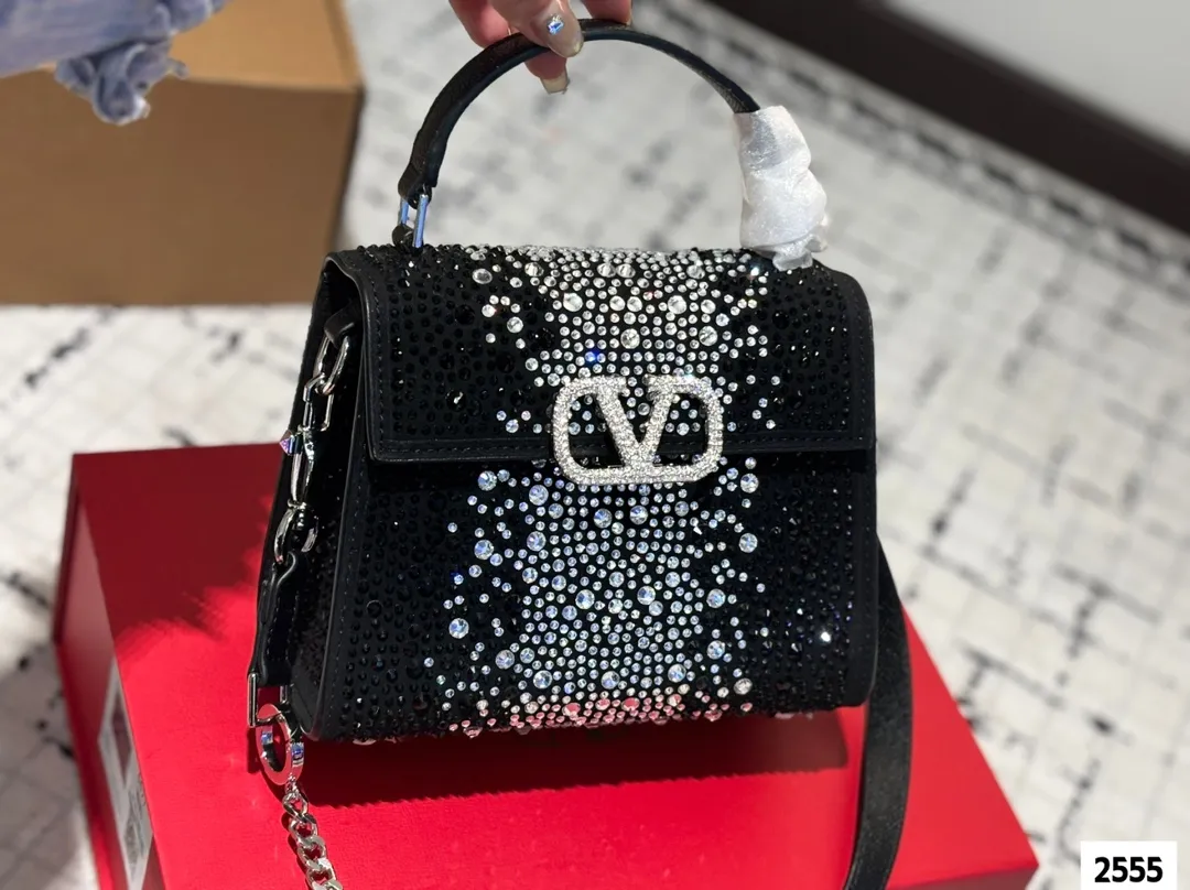 P330 (gift box packaging) valentino vsling full diamond tote bag Valentino is a handbag. If the shoulder strap is connected, it can be used as a shoulder bag or crossbody bag. The V mark on the front of the bag is the unique Valentino logo. It has a sense of luxury and fashion. good#Valentino Size: 19 15