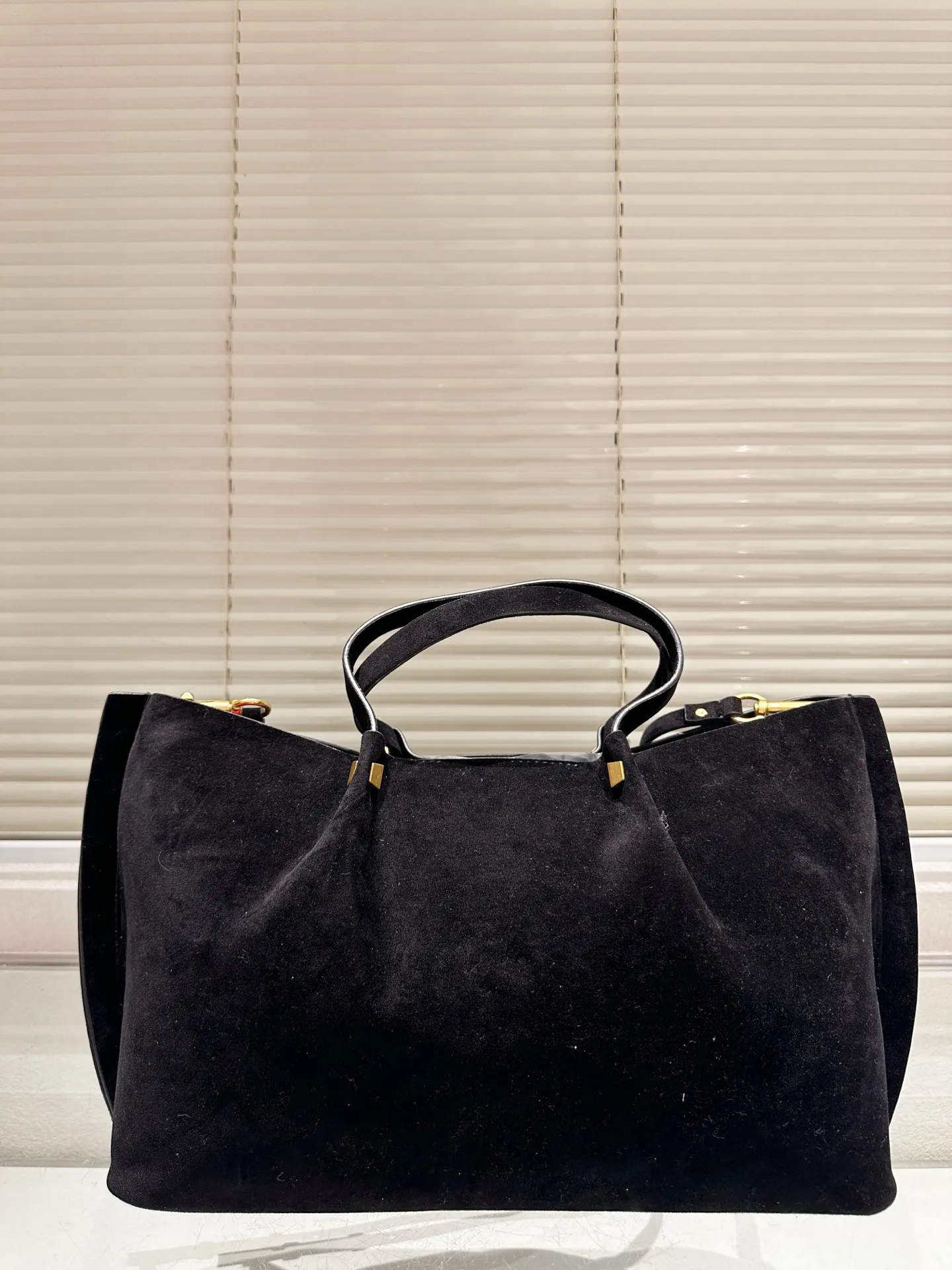 P410⚠️Suede size 37.24 Valentino handbag can be worn cross-body. It has a retro feel. It is high-end yet elegant. It has a great sense of atmosphere. It can be worn for commuting, leisure and dating.