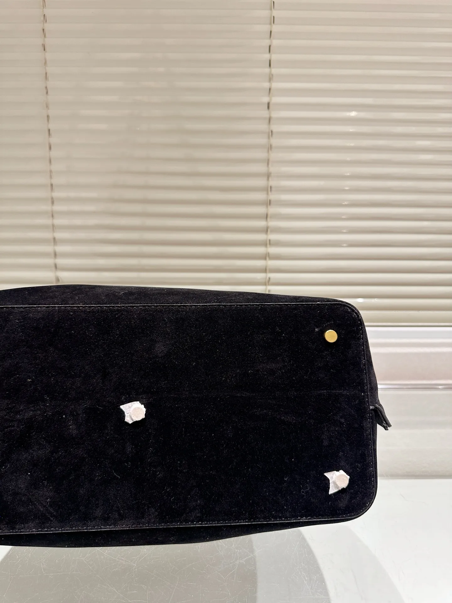 P410⚠️Suede size 37.24 Valentino handbag can be worn cross-body. It has a retro feel. It is high-end yet elegant. It has a great sense of atmosphere. It can be worn for commuting, leisure and dating.