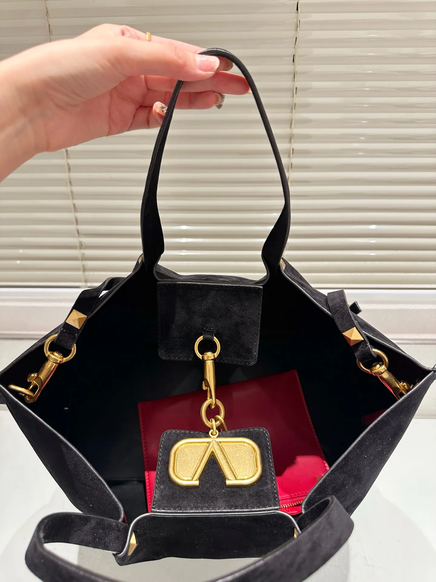 P410⚠️Suede size 37.24 Valentino handbag can be worn cross-body. It has a retro feel. It is high-end yet elegant. It has a great sense of atmosphere. It can be worn for commuting, leisure and dating.