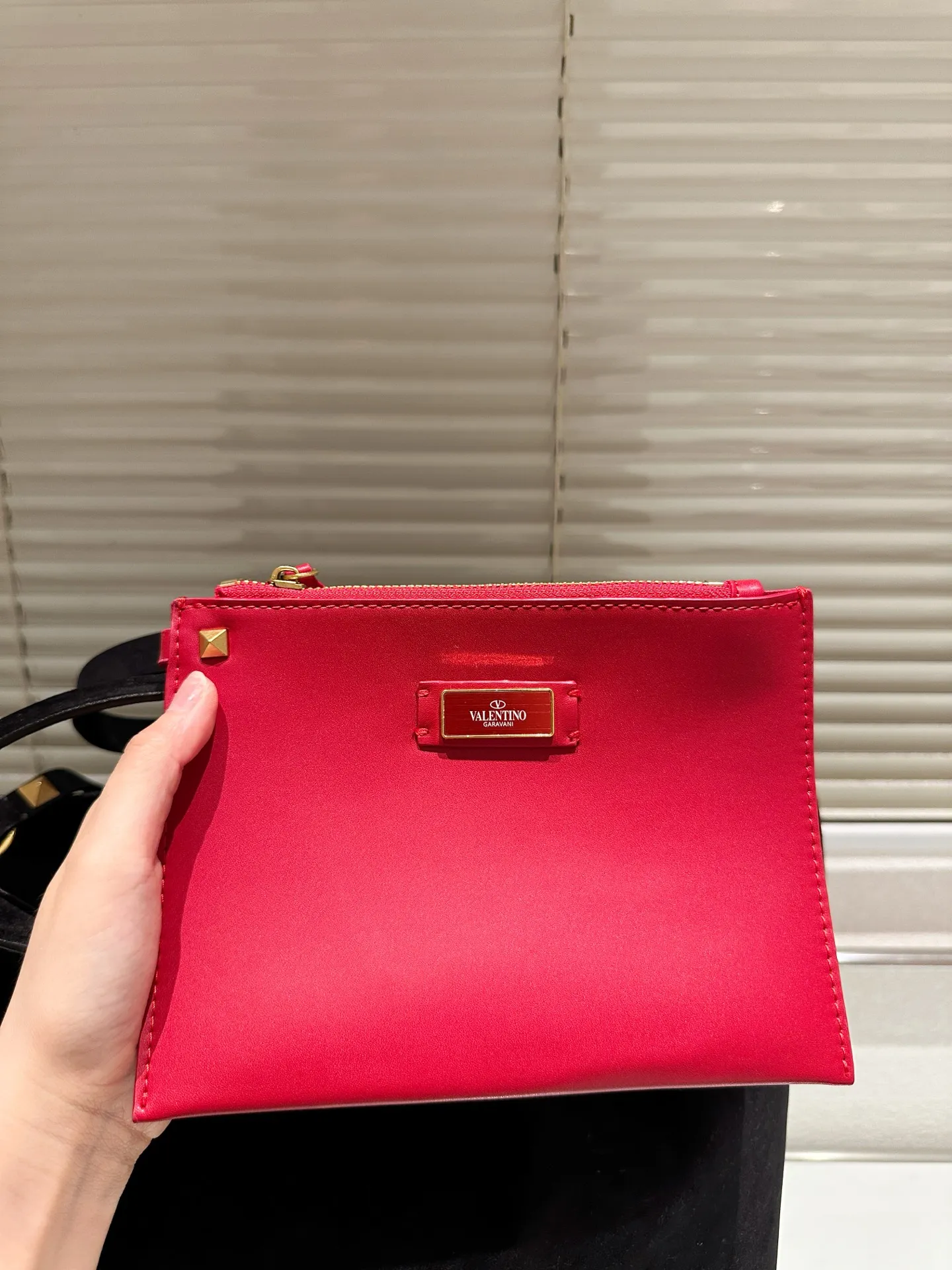 P410⚠️Suede size 37.24 Valentino handbag can be worn cross-body. It has a retro feel. It is high-end yet elegant. It has a great sense of atmosphere. It can be worn for commuting, leisure and dating.
