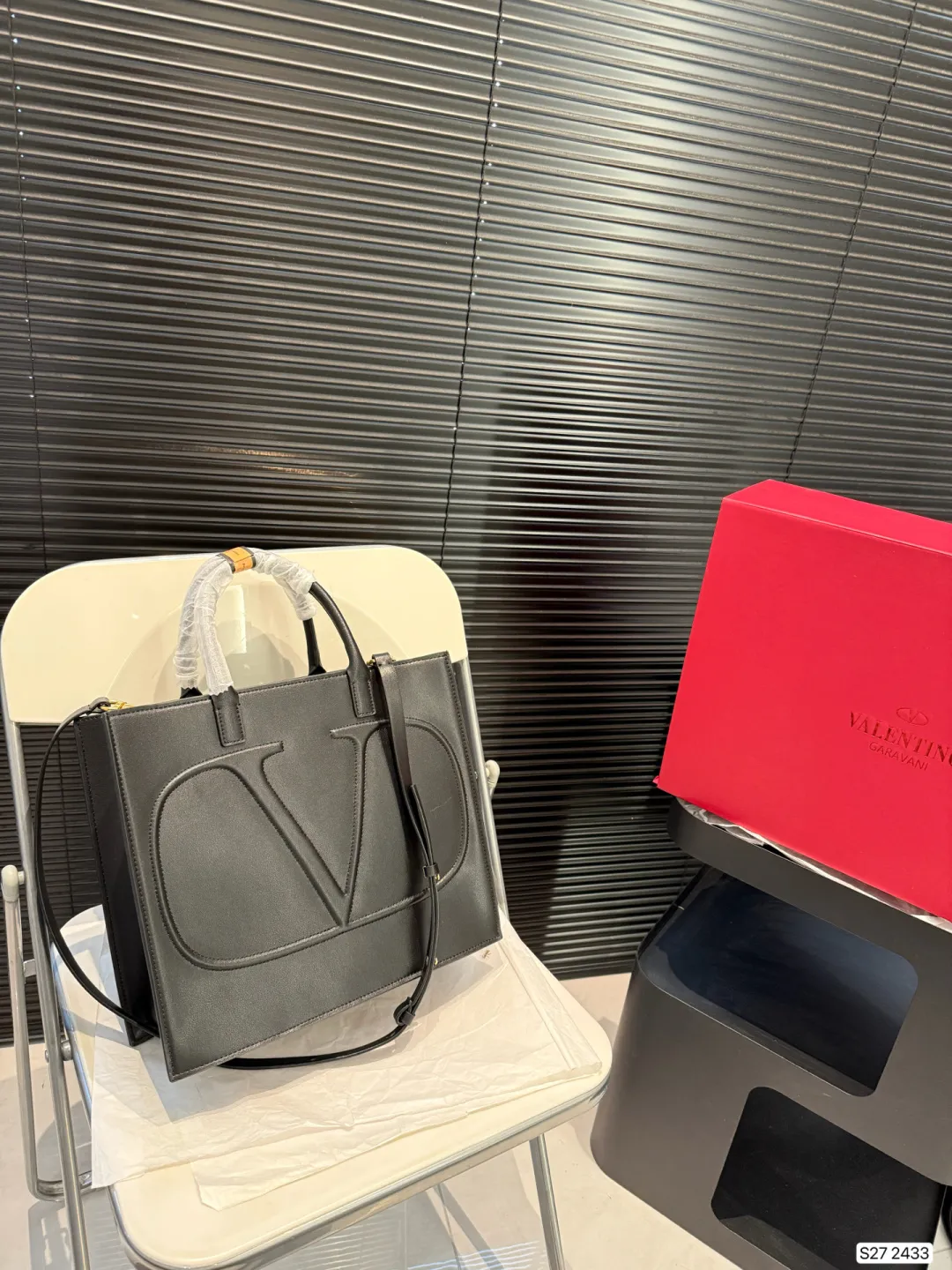 P370 comes with a folding box. Valentino tote bag. The texture is very high-end. The capacity is super large and very durable. Carrying it on the street every day has a 100% chance of returning. It has this casual and lazy feeling. Size: 31 27 Item No. 2433