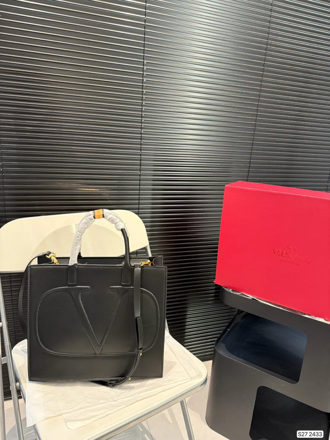 P370 comes with a folding box. Valentino tote bag. The texture is very high-end. The capacity is super large and very durable. Carrying it on the street every day has a 100% chance of returning. It has this casual and lazy feeling. Size: 31 27 Item No. 2433