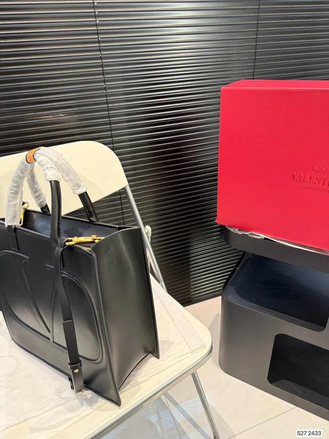 P370 comes with a folding box. Valentino tote bag. The texture is very high-end. The capacity is super large and very durable. Carrying it on the street every day has a 100% chance of returning. It has this casual and lazy feeling. Size: 31 27 Item No. 2433